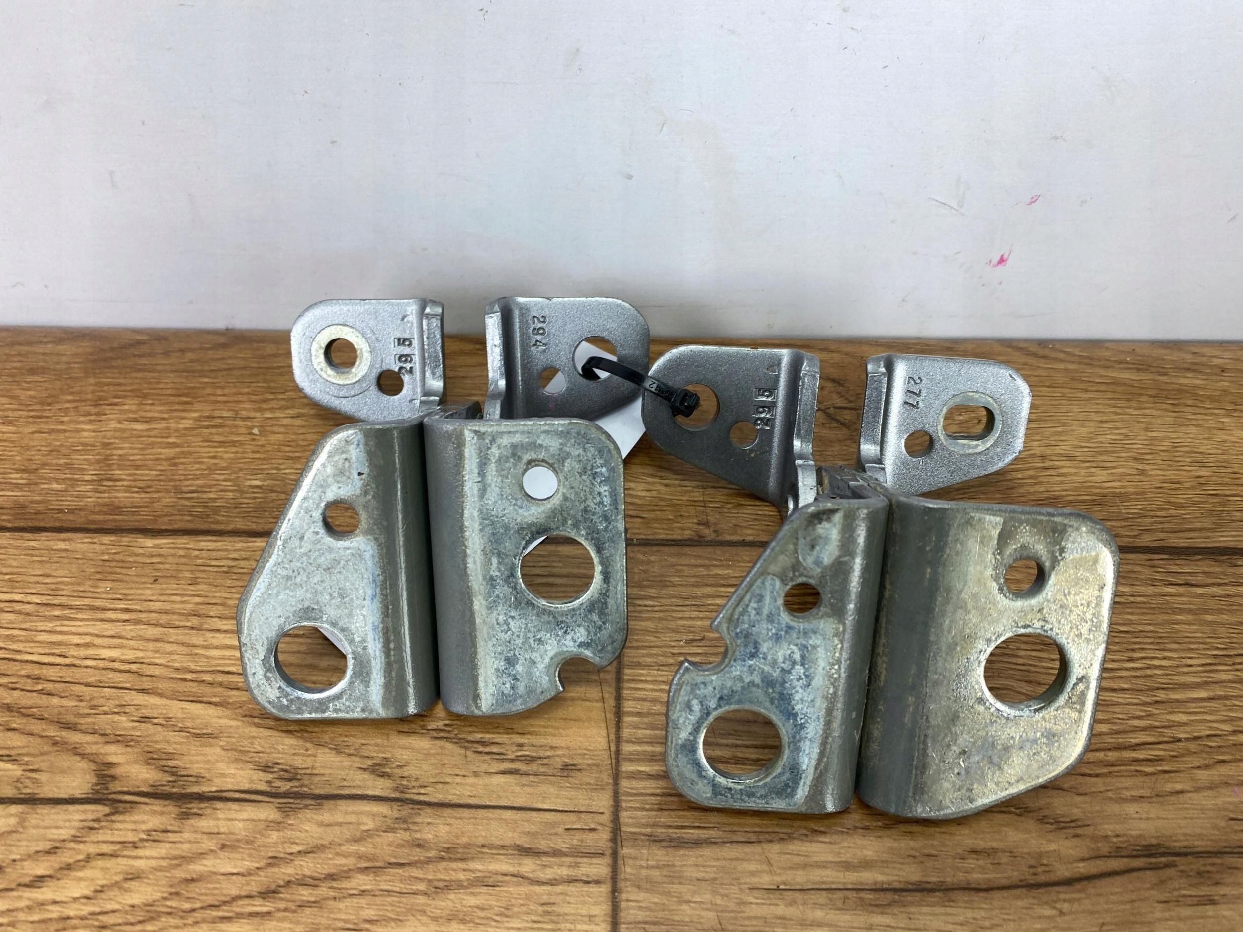 hinges hinge door right rear part QuadCab Dodge Ram 1500 2019+