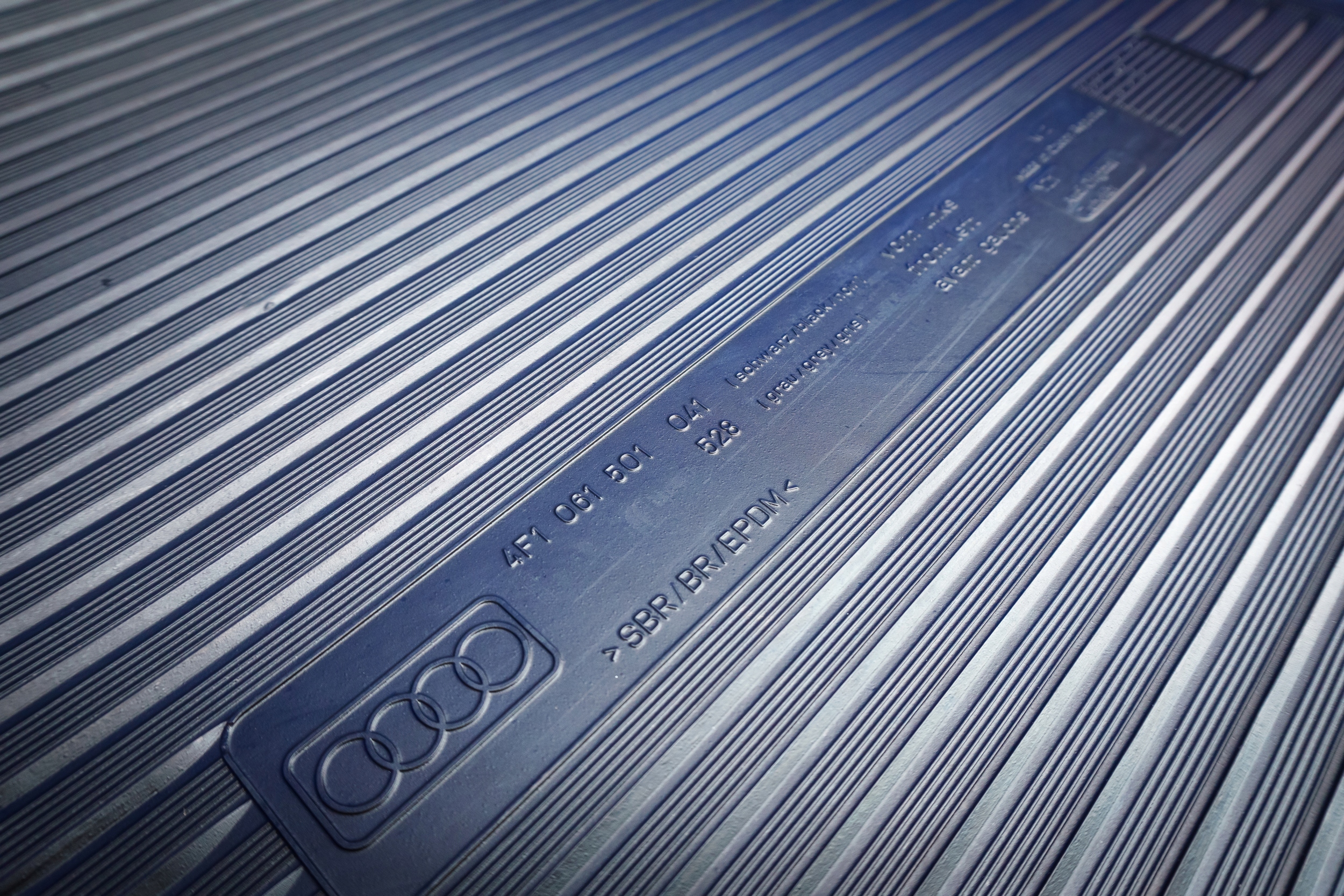 Dywaniki zimowe przednie Audi A6 C6 4F ORYGINAŁ Informacje dodatkowe bezzapachowe