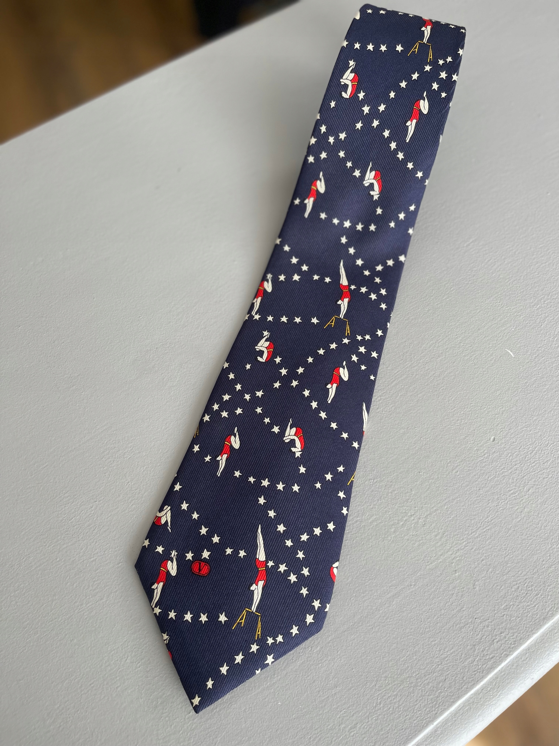 Valentino Garavani krawat 100% jedwab akrobatki Odcień granatowy