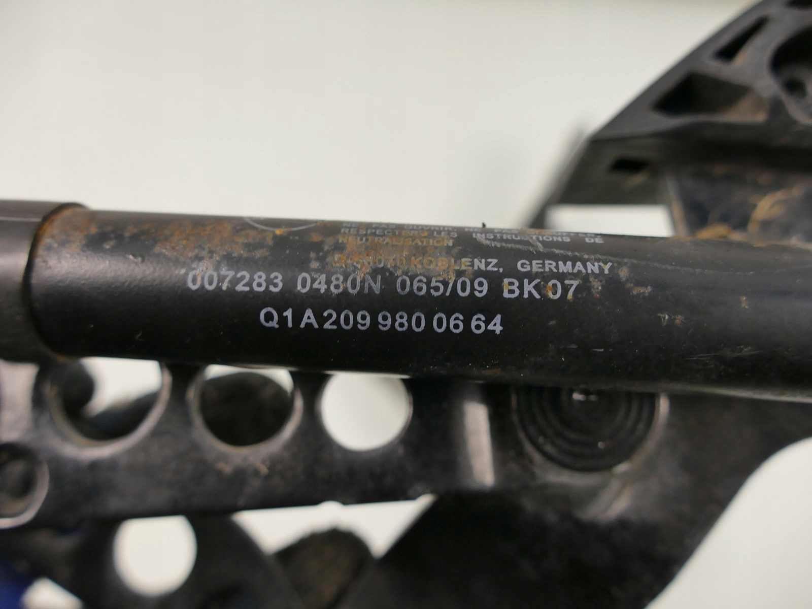 MERCEDES A209 W209 CABRIO hinge damper bonnet