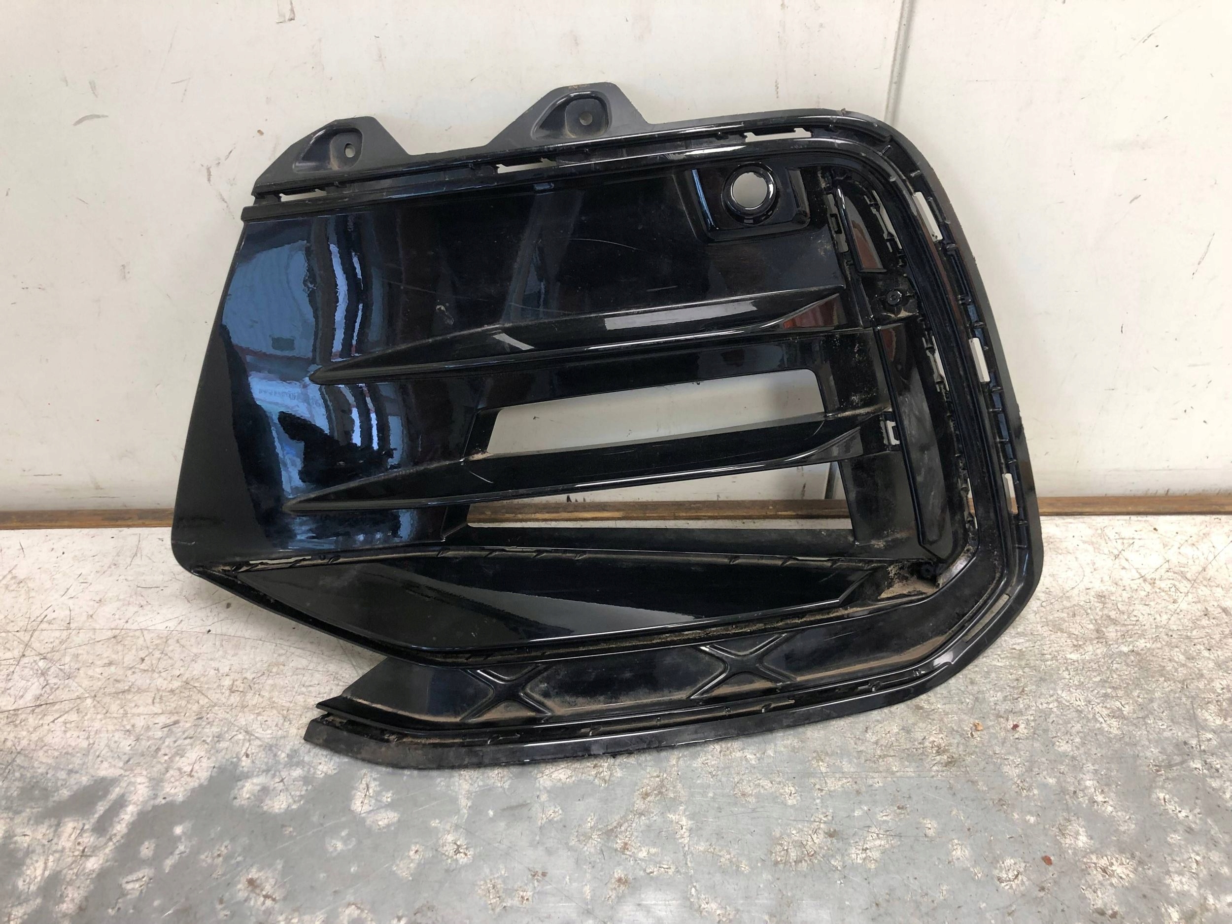 grid of a bumper left front R-LINE VW PASSAT B9 3J0853665E
