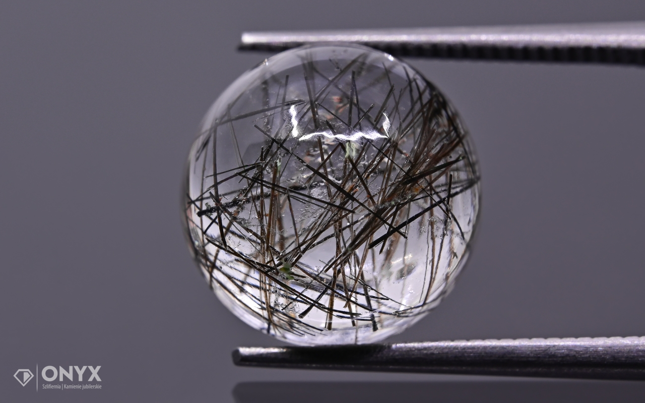 Křemen s turmalínem kabošon A kulatý fi 12 mm