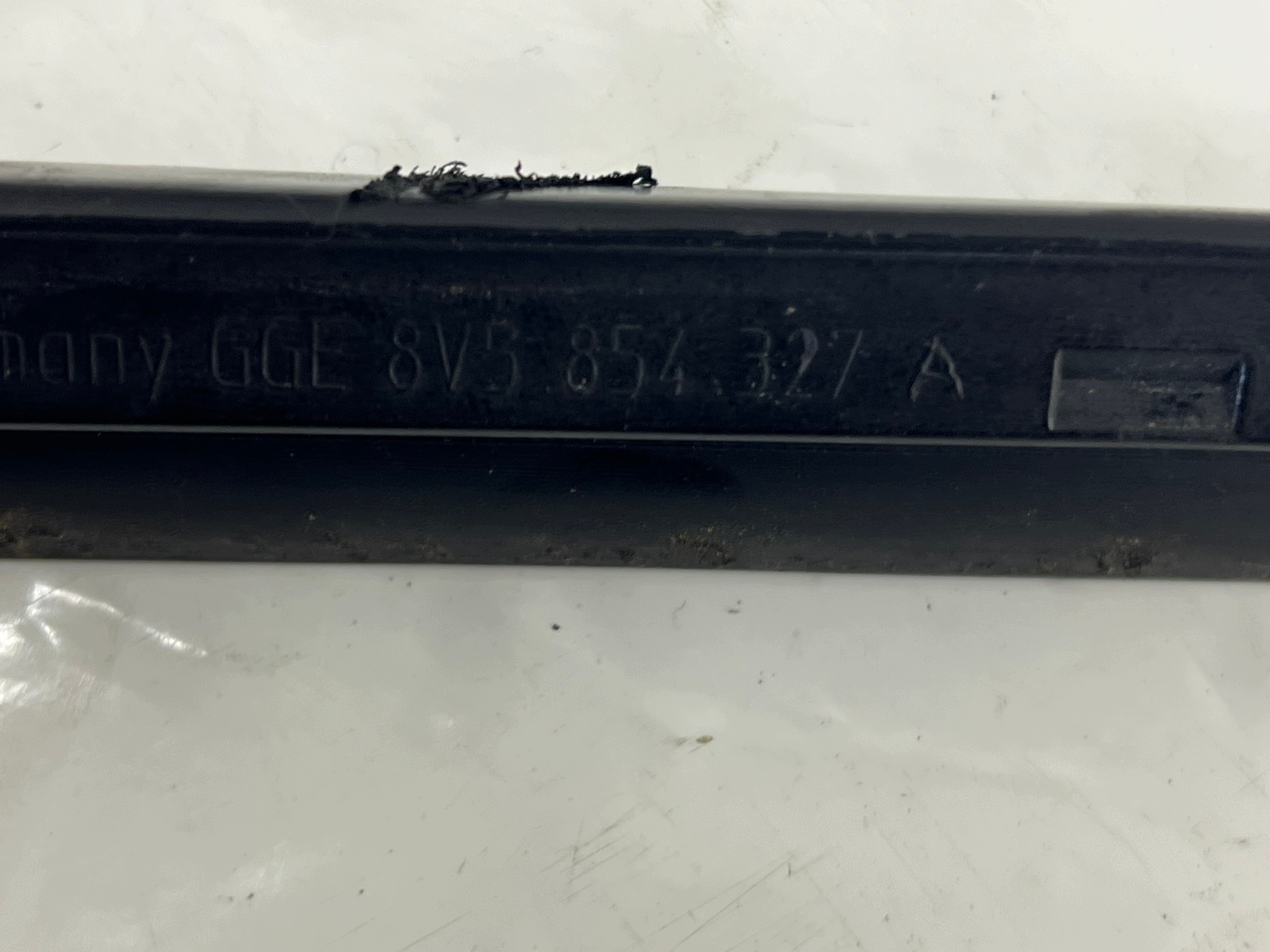 AUDI A3 sedan lišta prachova 8V5854327A tesnenie okná prednej