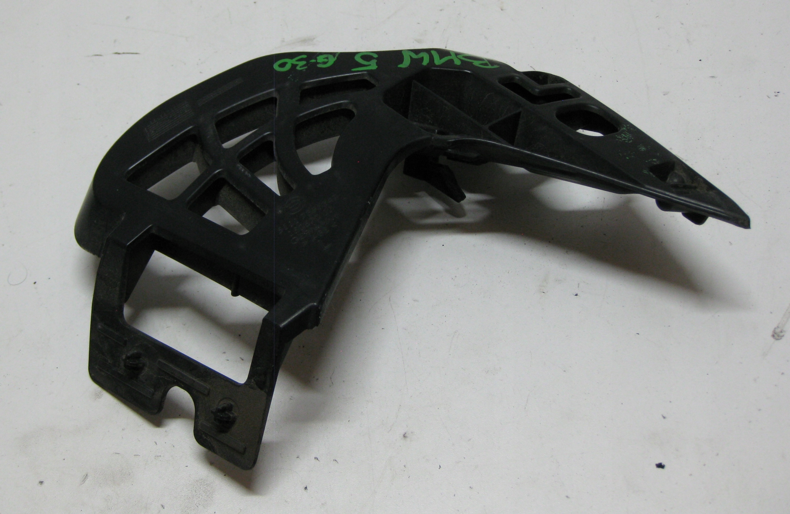 BMW 5 G30 3.0D 19R bumper bracket left front 7385347