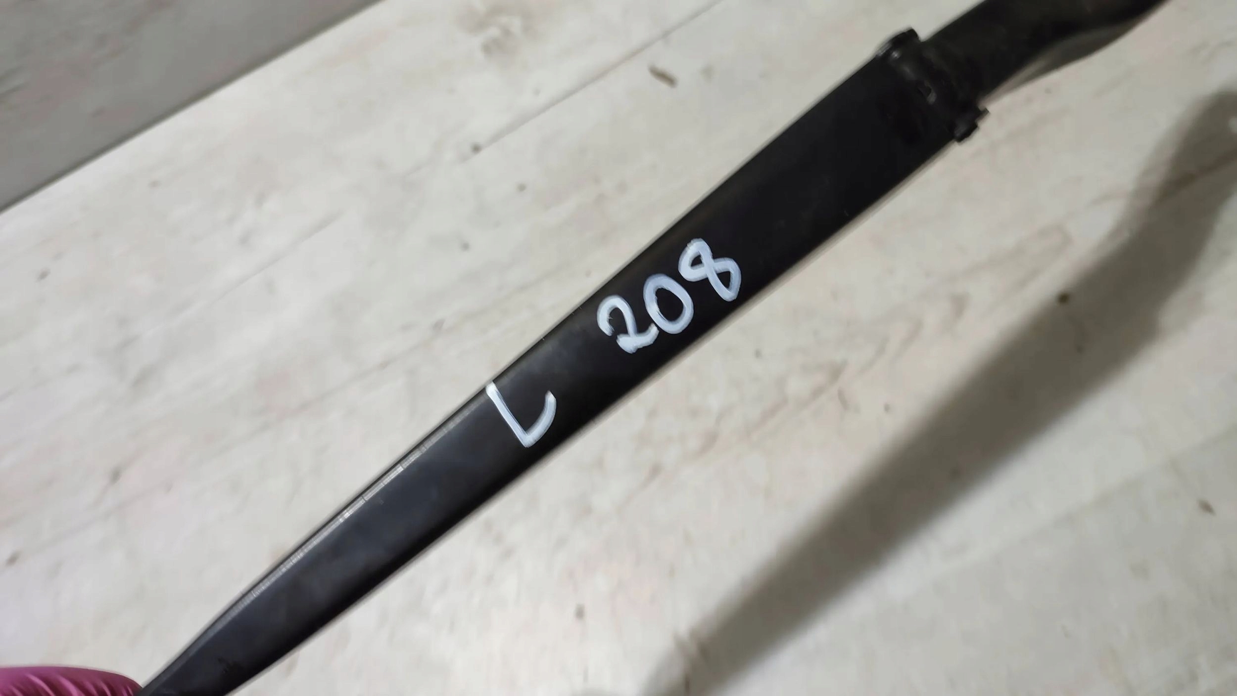 Peugeot 208 II 23r 1.2 front side left wiper arm