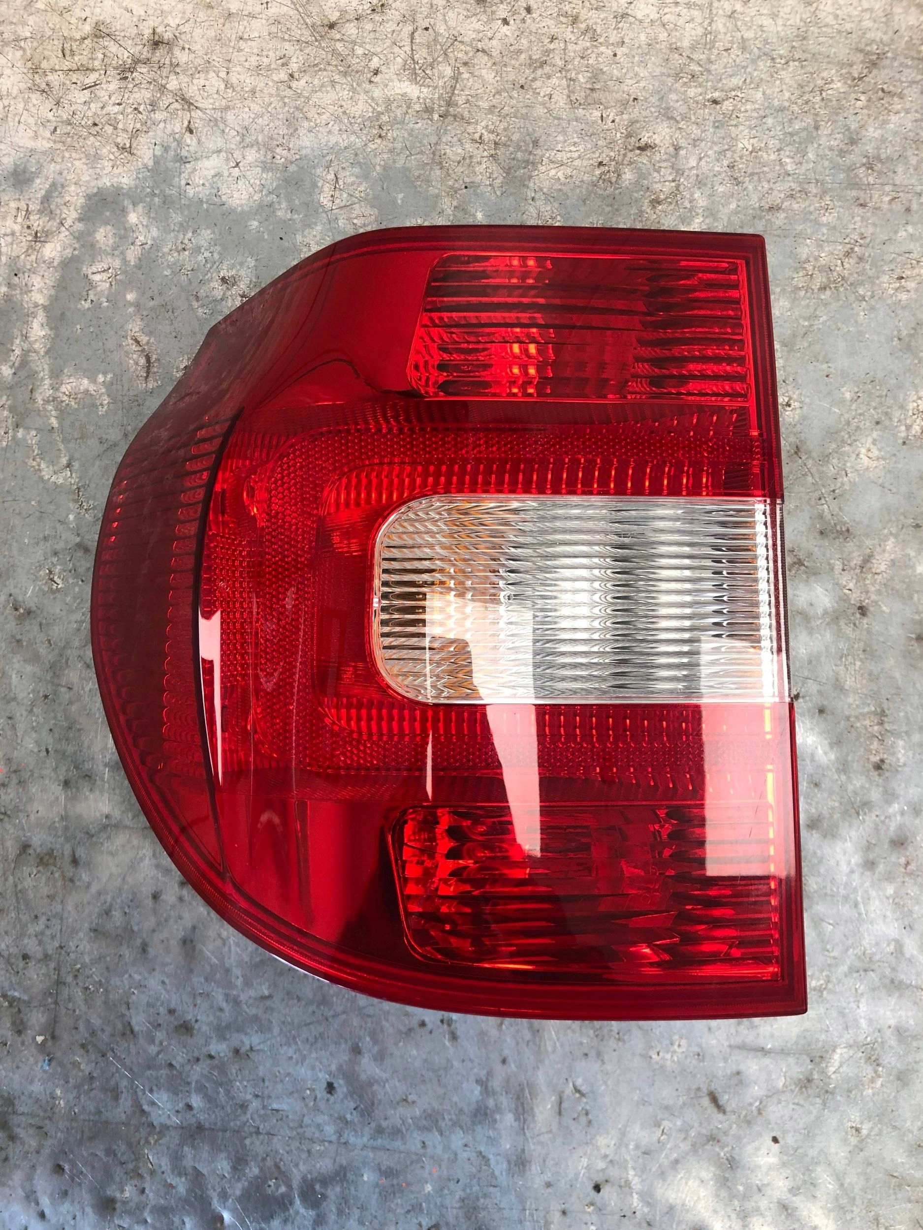 light left rear part SKODA YETI 5L0945111