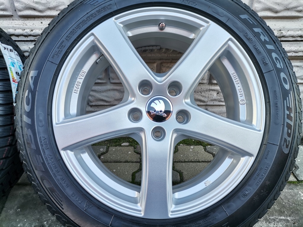 SKODA SUPERB III KAROQ KOŁA ZIMA 215/55R17 DĘBICA Marka opon Dębica