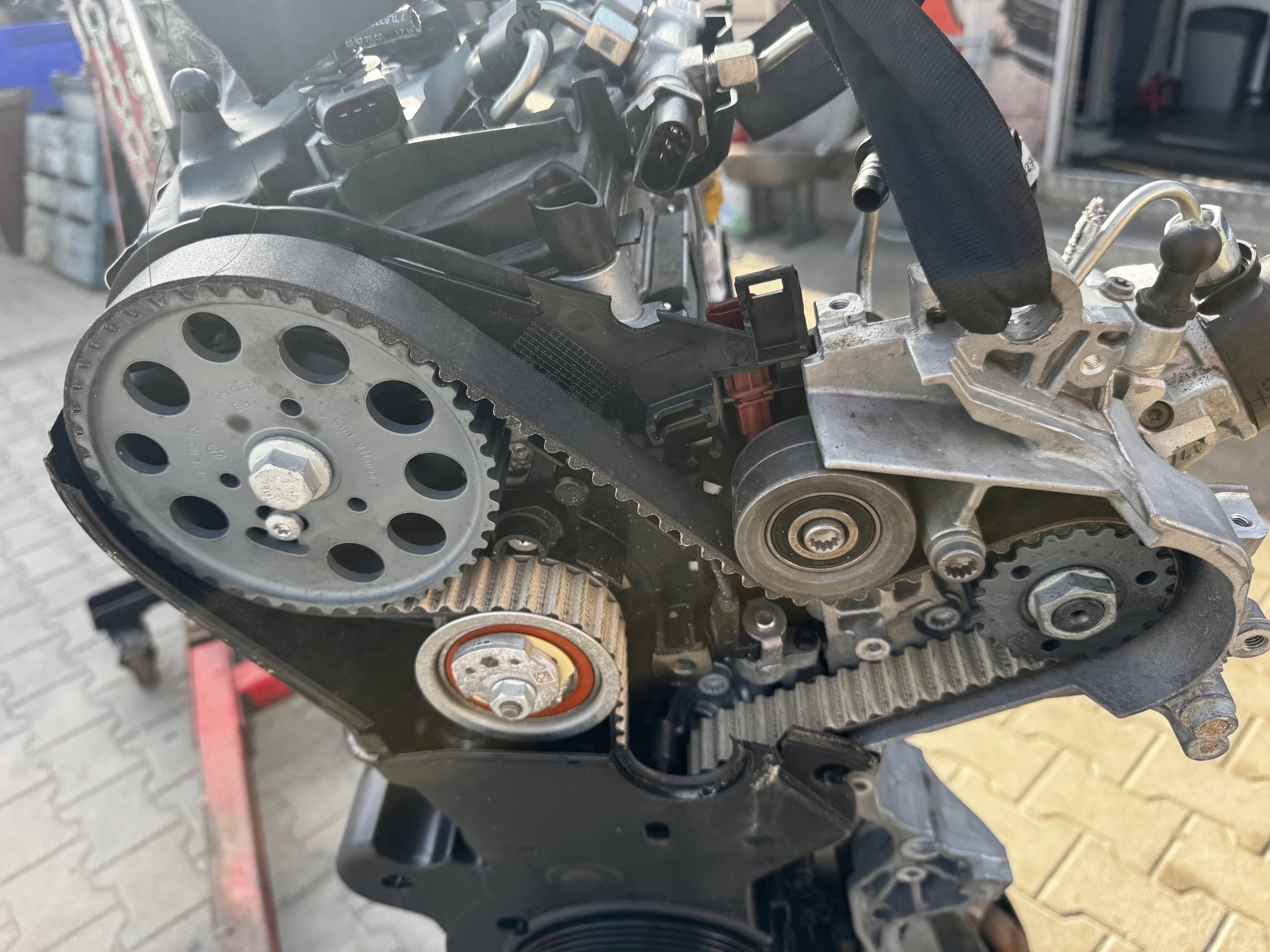 engine pillar Z UKLADEM WTRYSKOWYM AUDI 2,0 TDI 10TYS KM DXP