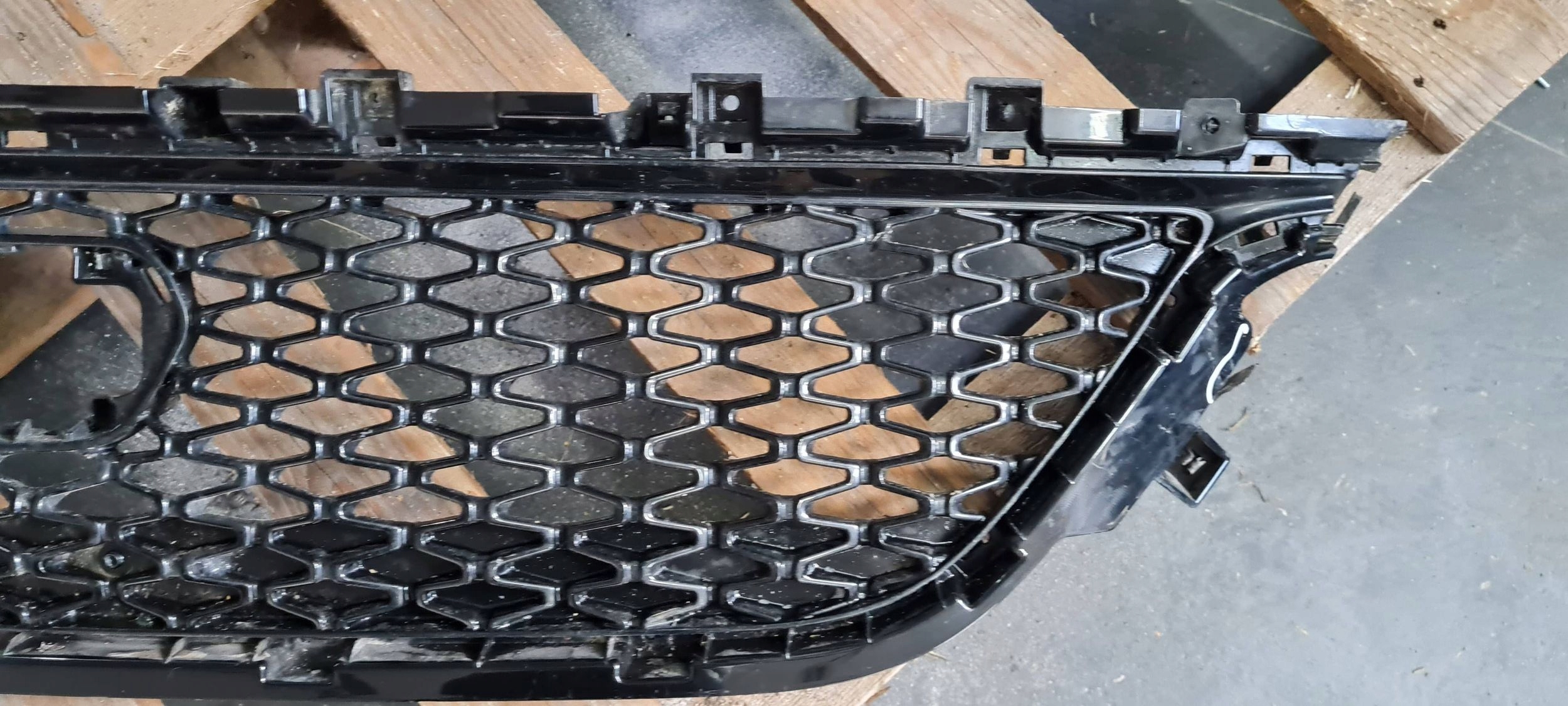 Chrysler Pacifica 2022 grid central lower of a bumper ORG 6WF63TRMAB