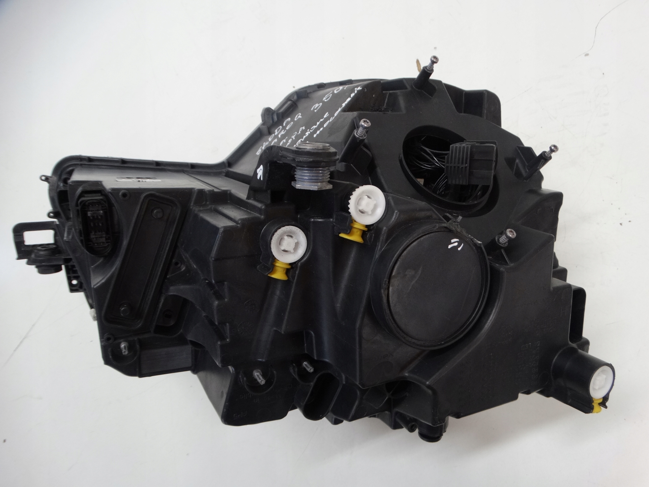 REFLEKTOR light left SKODA KAROQ 57B941015B
