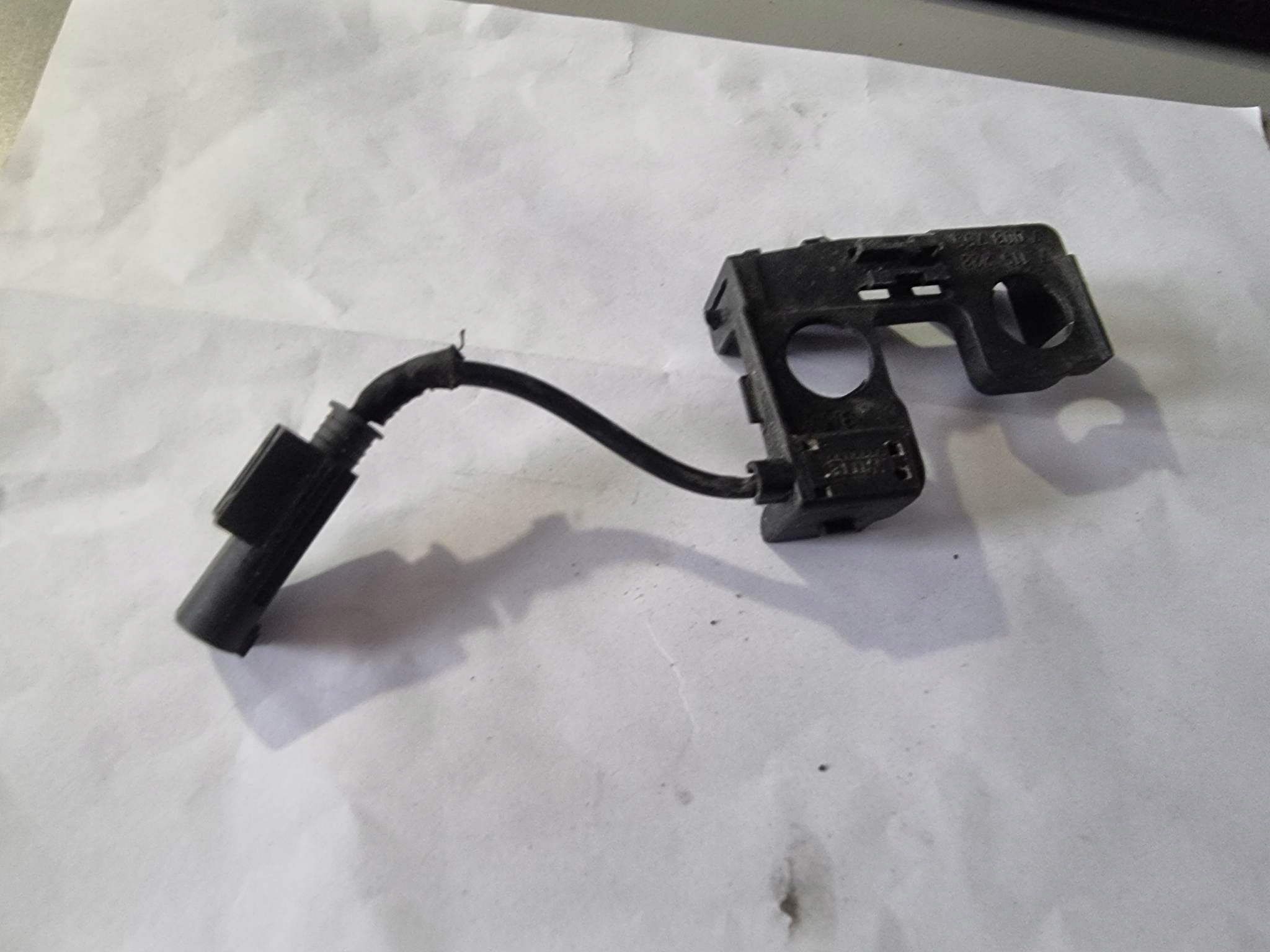 BMW E60 E61 E90 E81 X1 X3 -> bonnet latch lock of the engine