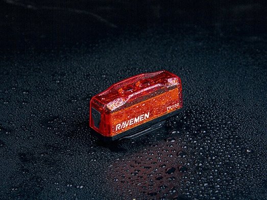 Lampa Tylna Ravemen TR100 LED Crystal Pure Red 100 lumenów aku USB-C 50g Zawartość zestawu akumulator instrukcja obsługi lampka