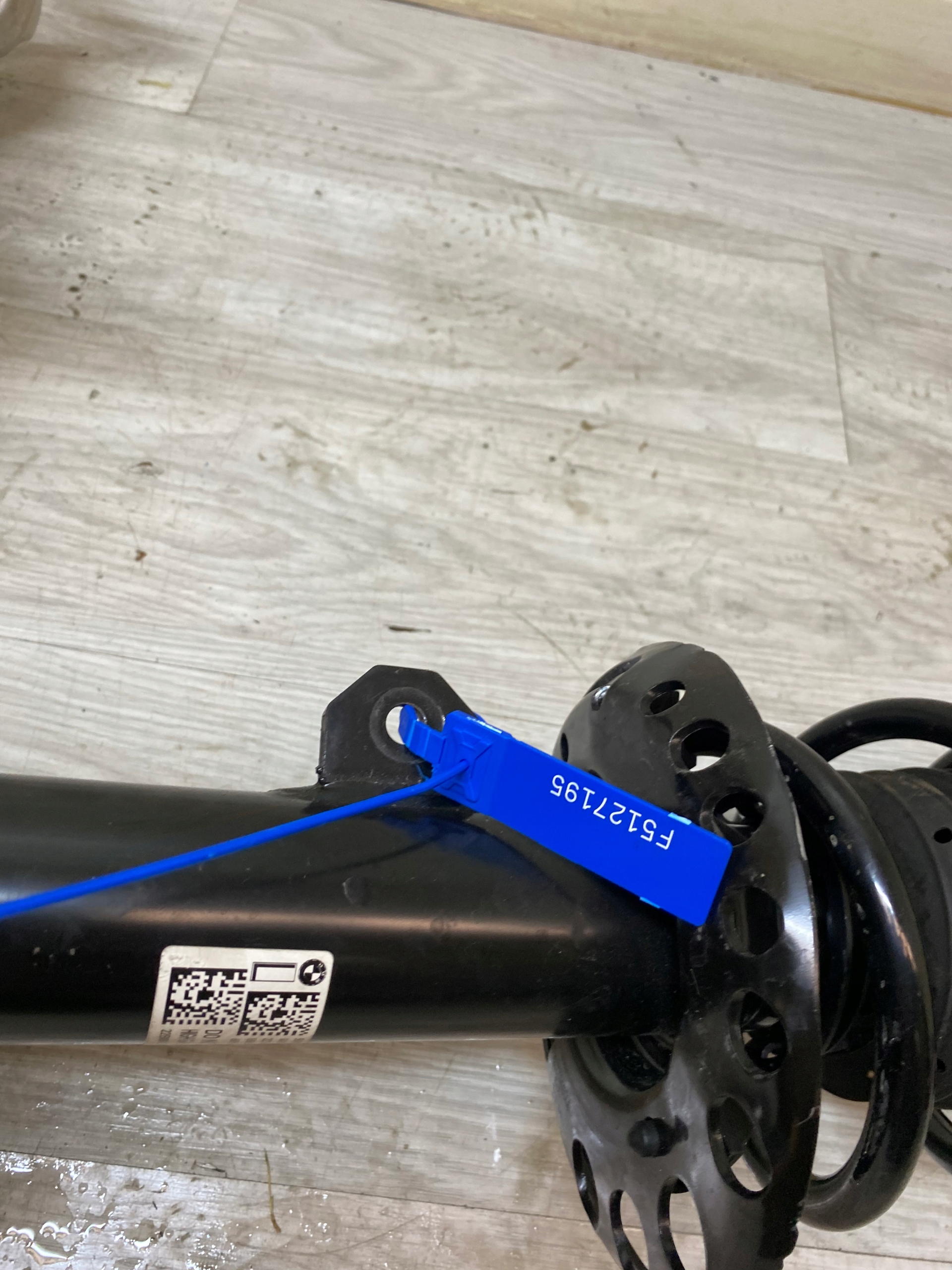 BMW 2 U06 otoč tlumič levý předek