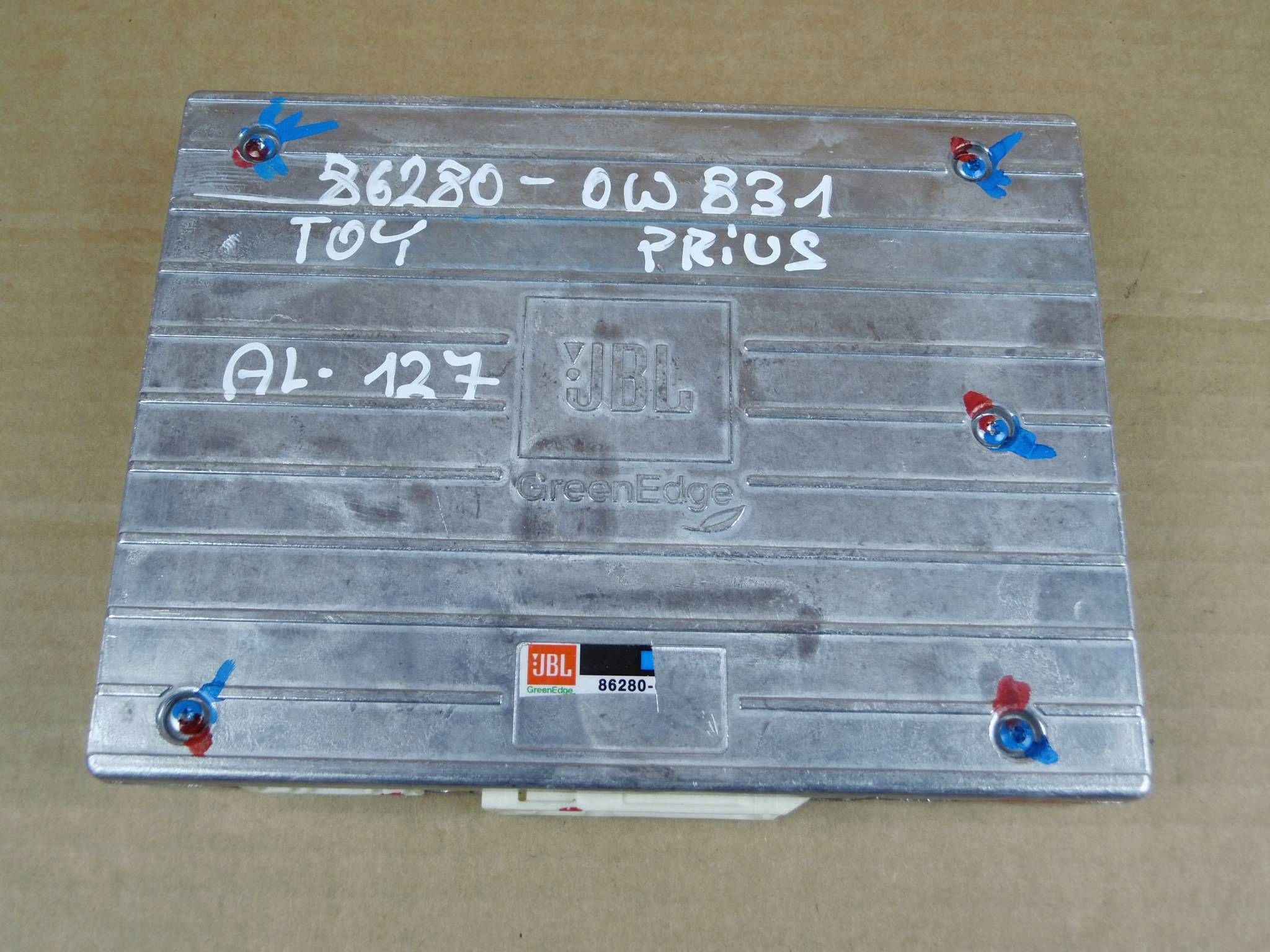 Toyota Prius plus + amplifier JBL 862800W831