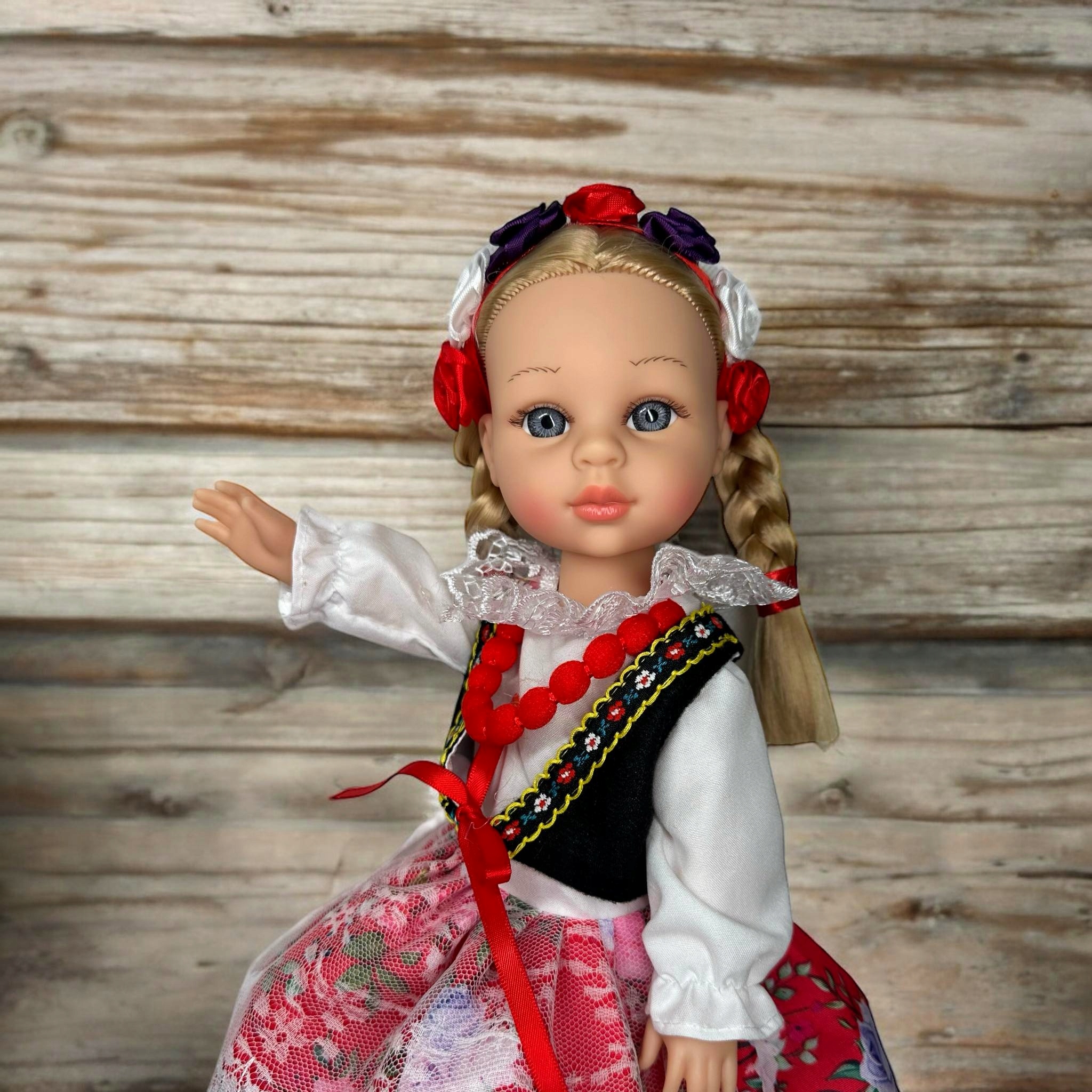 LALKA KRAKOWIANKA W STROJU LUDOWYM BOBAS INTERAKTYWNA MÓWI ŚPIEWA WŁOSY Wiek dziecka 3 lata +