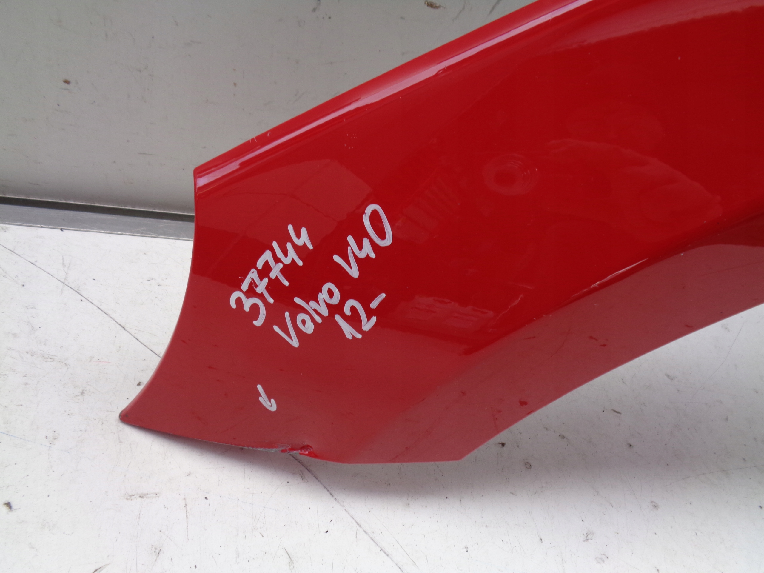 fender left front VOLVO V40 12- NR 37744