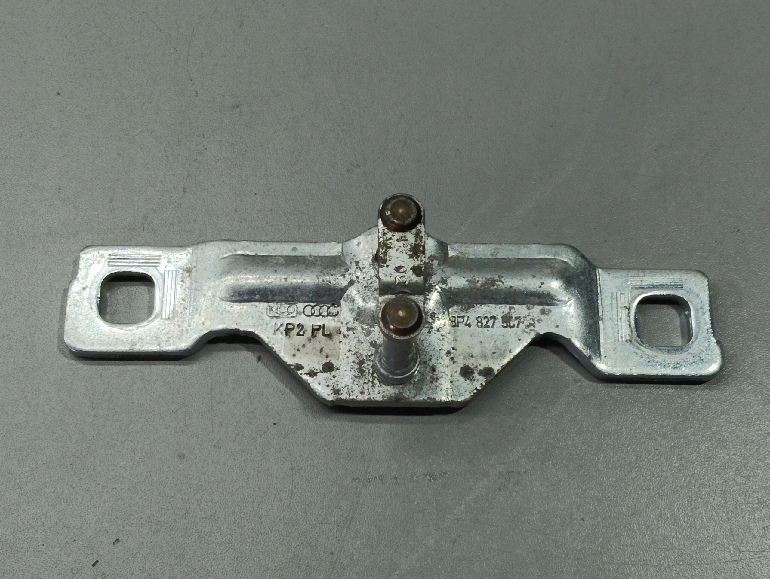 RYGIEL KLAPY PAGAZNIKA VW AUDI SKODA SEAT 8P4827507