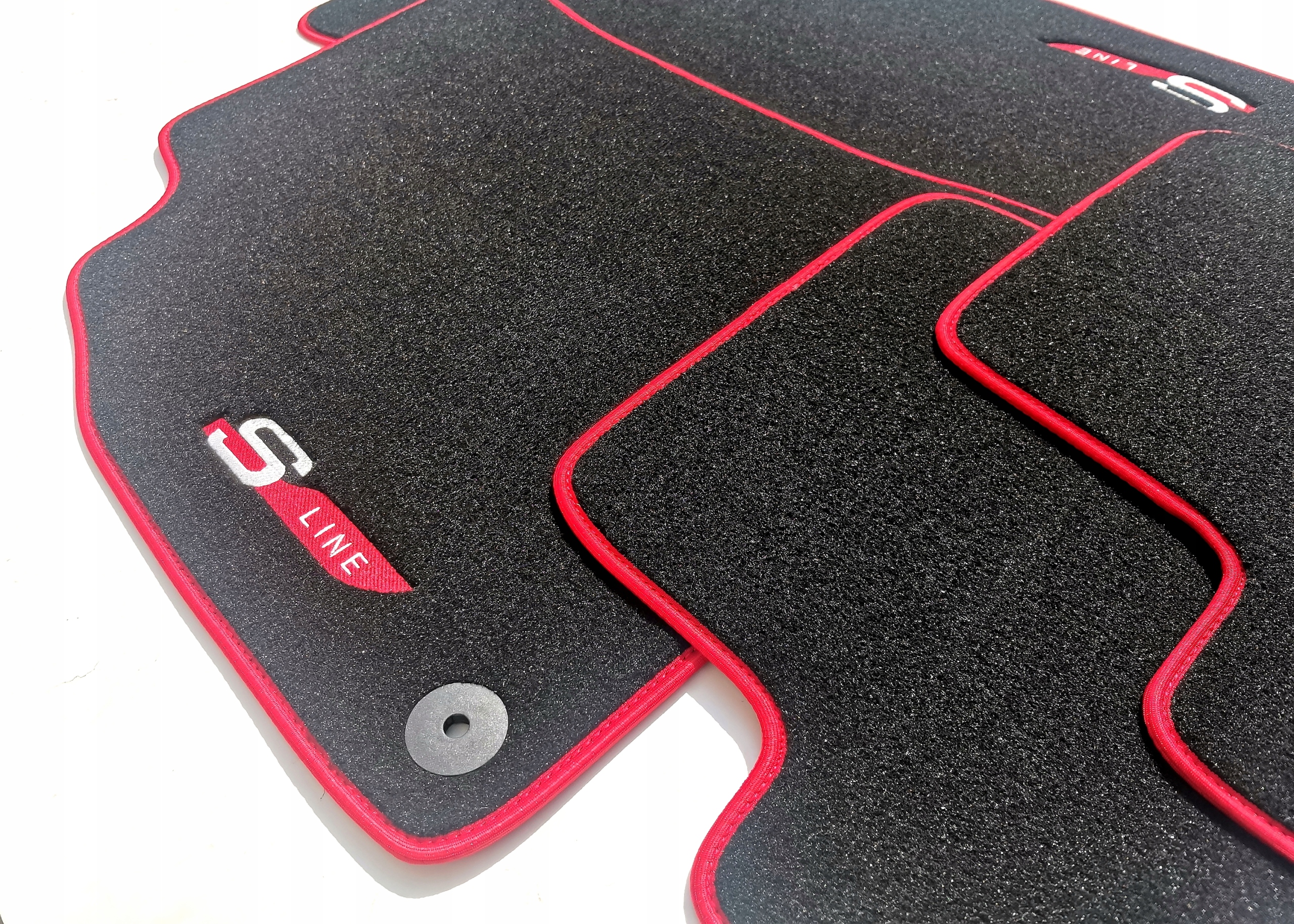 Dywaniki welurowe standard z haftem na 4 dywanikach Zestaw wieloelementowy tak