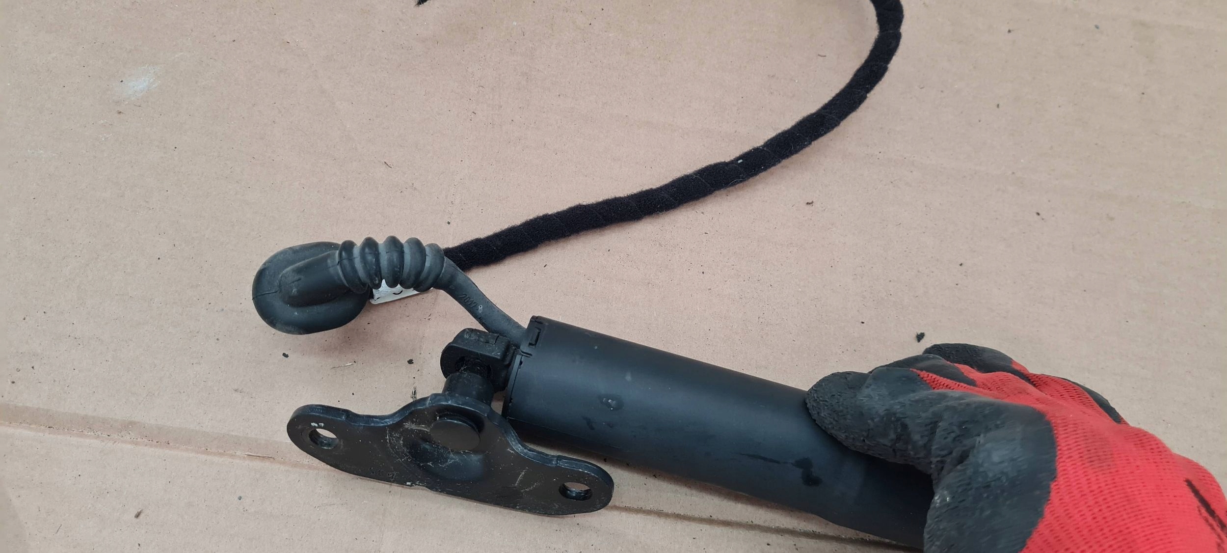 Q3 83A shock absorber damper bonnet boot rear part 83A827851B