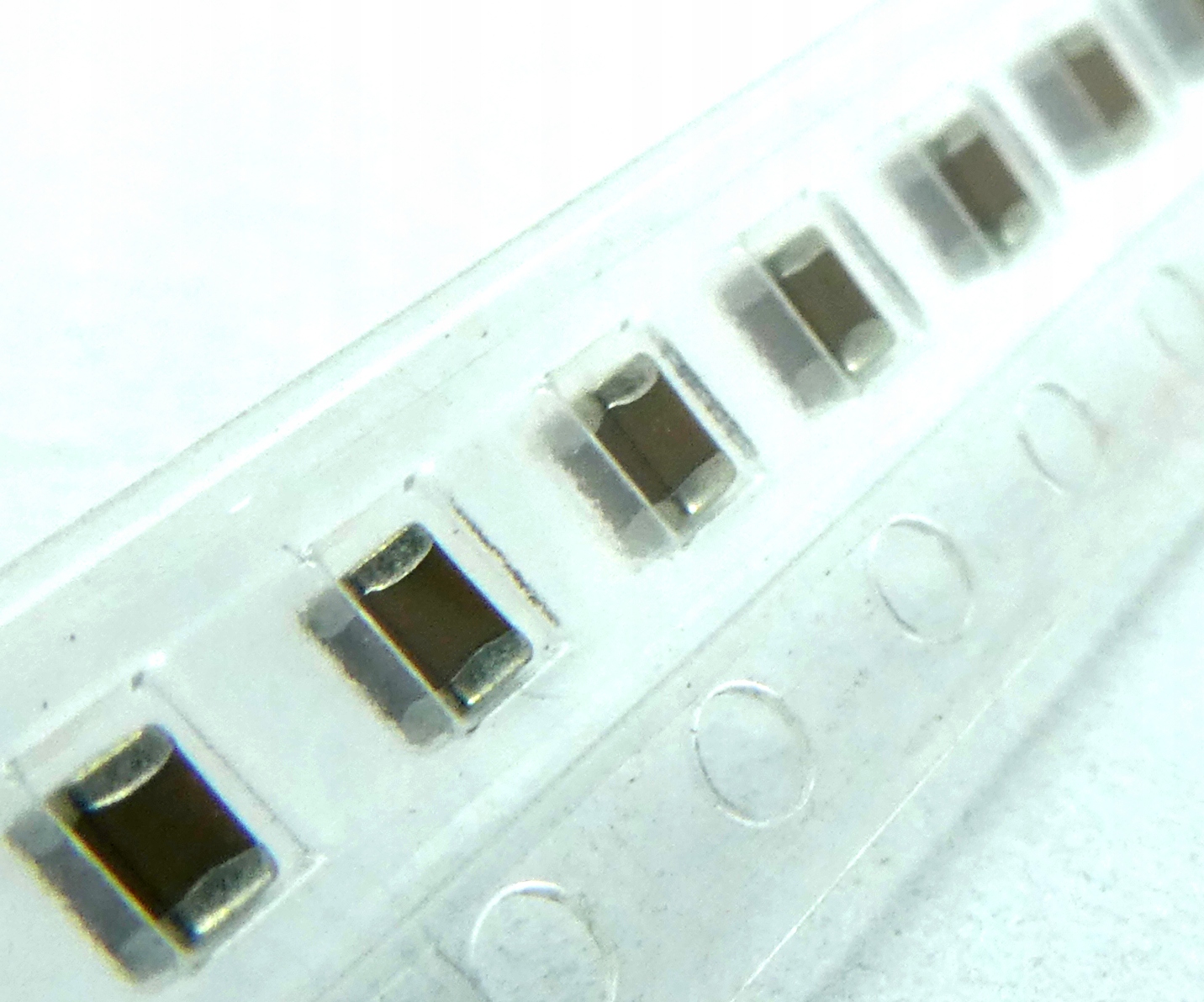 

Ceramiczny MLCC 500V DC 10% 2.7nF 100szt