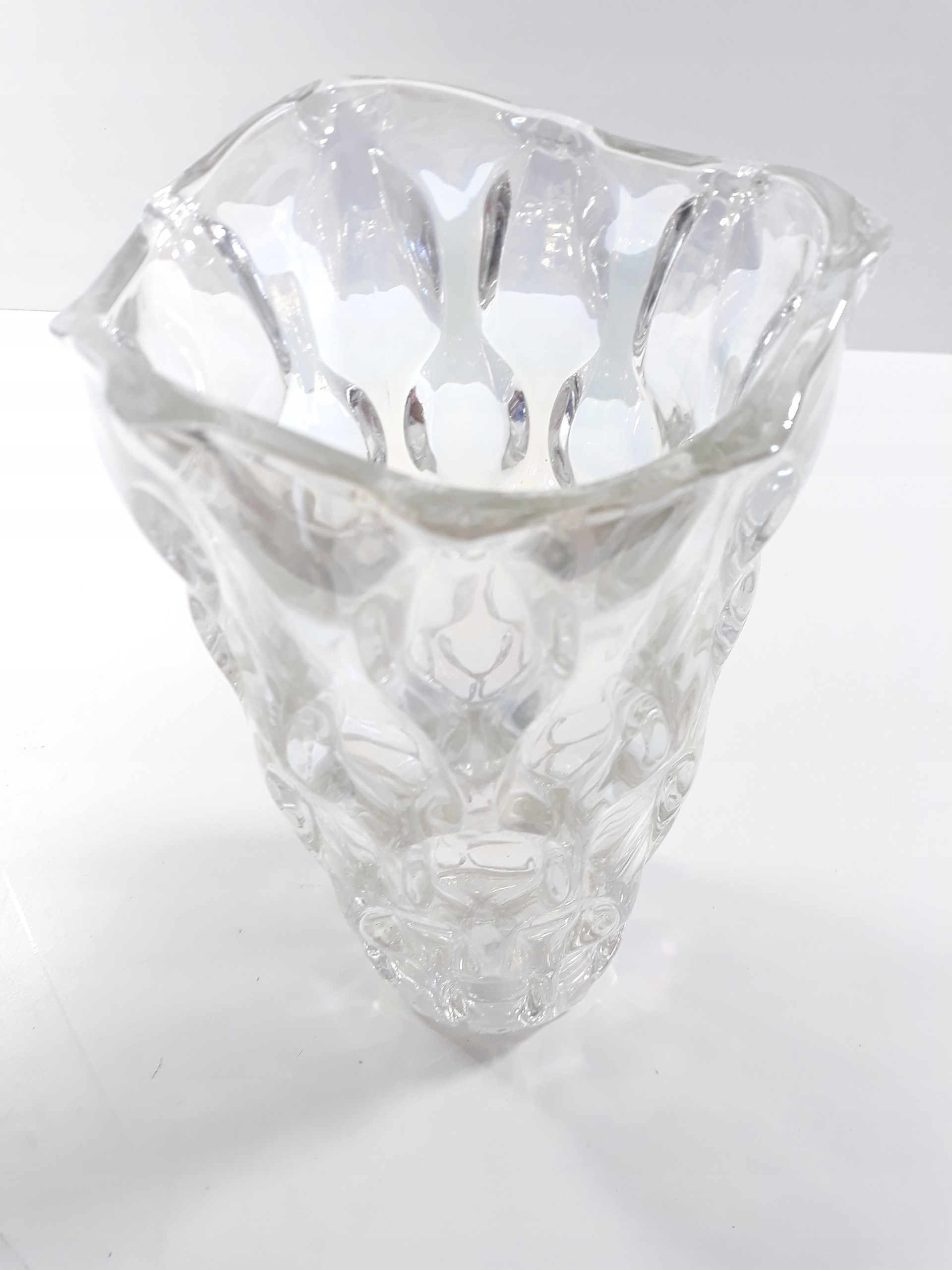 SZKLANY WAZON FALISTY ROZPRASZAJĄCY ŚWIATŁO 24CM Materiał szkło