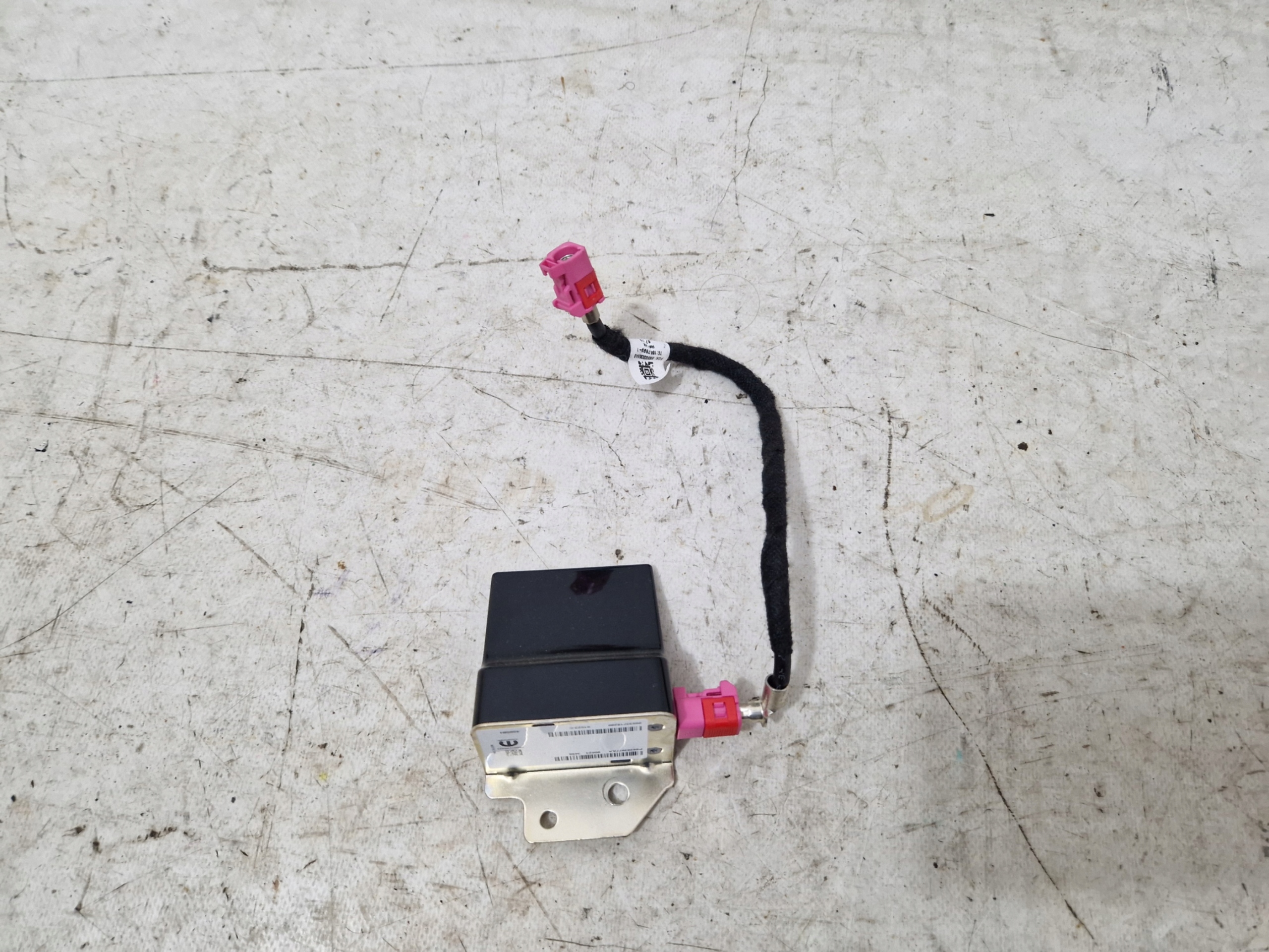 DODGE CHARGER 2019-ANTENA GPS verstärker antenne 68293977AA Original