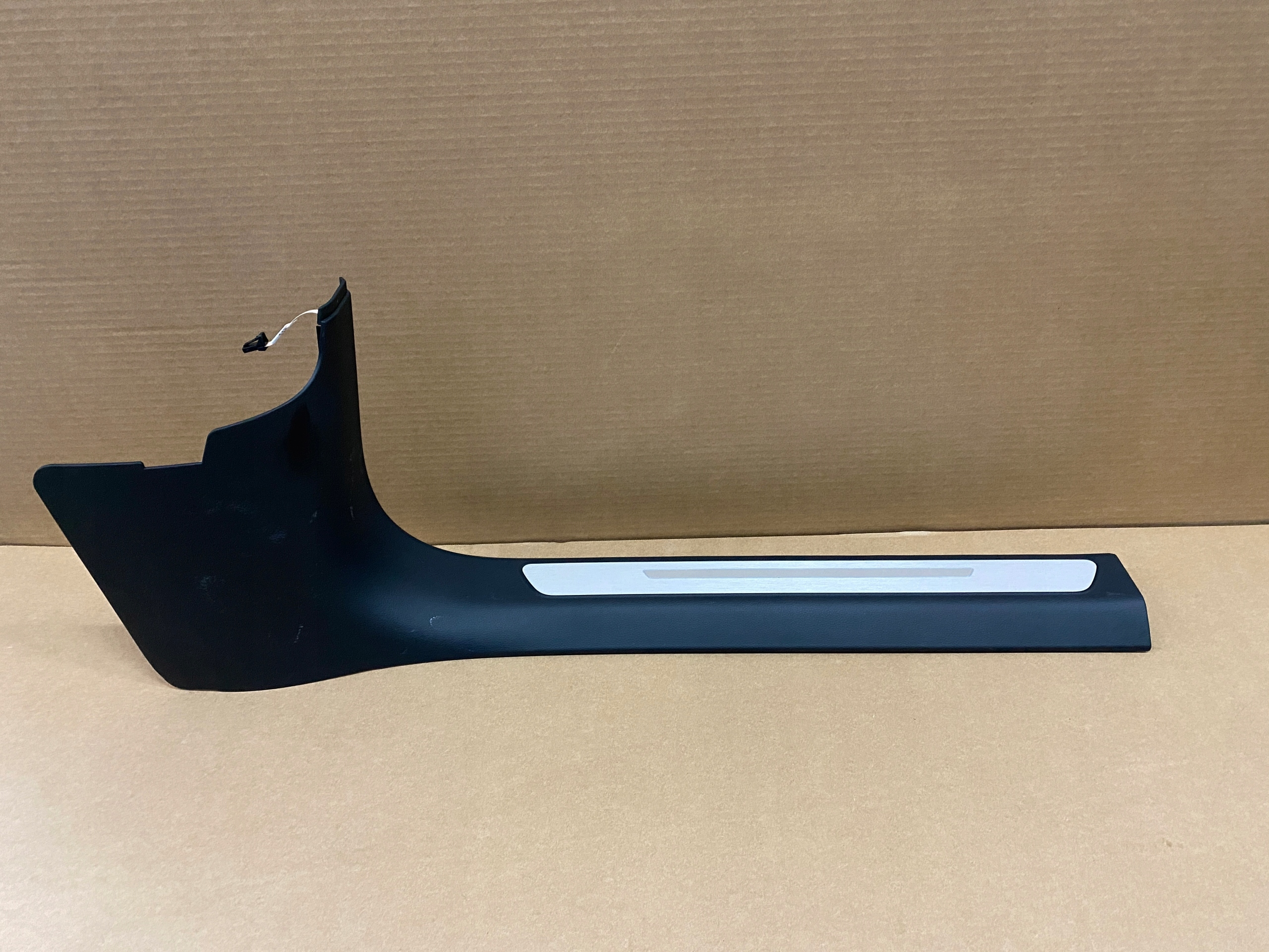 AUDI A8 4H moulding threshold right front PODSWIETLANA