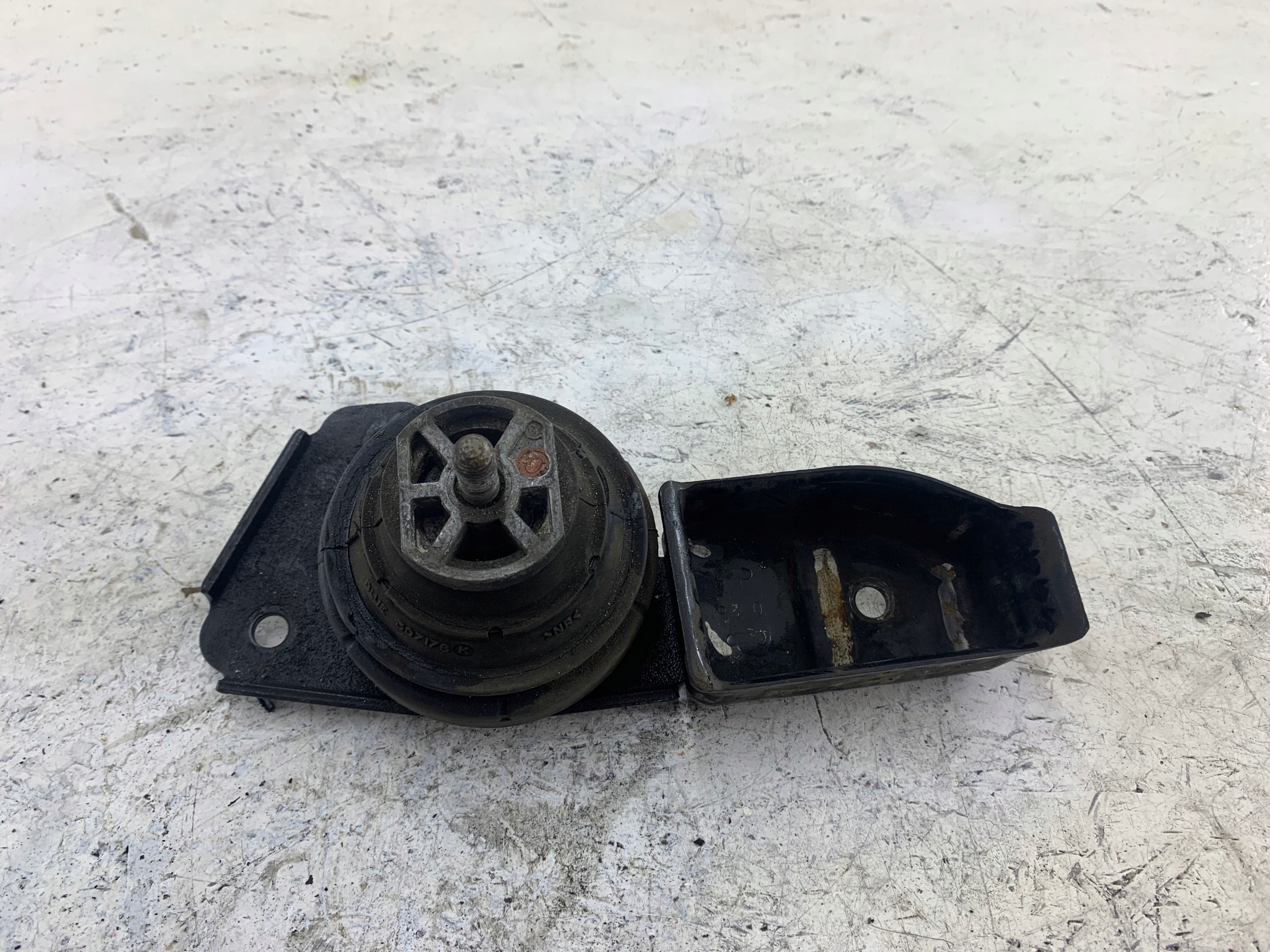 VW SHARAN and SEAT ALHAMBRA GALAXY MK1 engine mount 7M3199132R