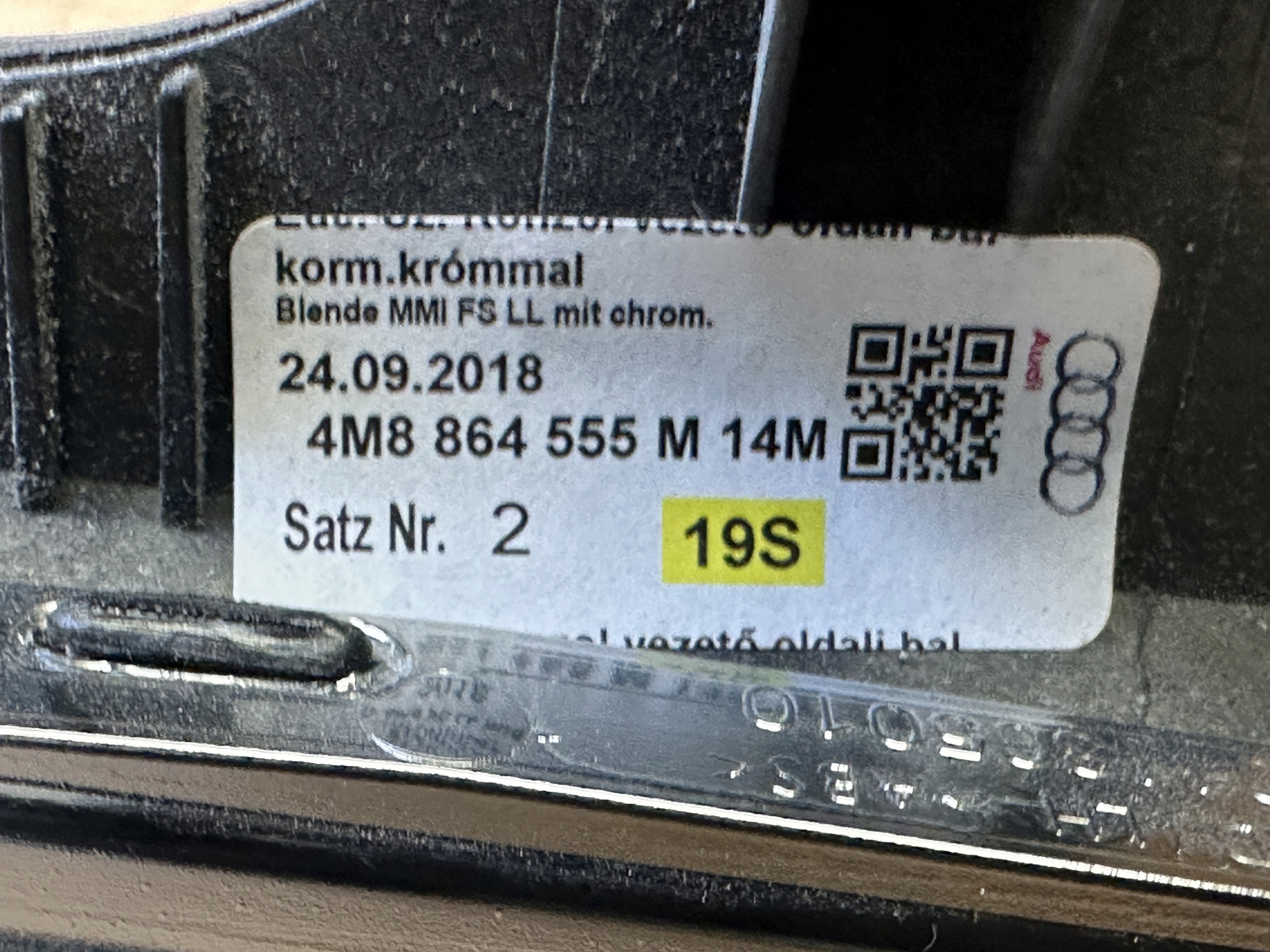 AUDI Q7 Q8 4M DEKOR lišta TUNELU levá 4M8864555M