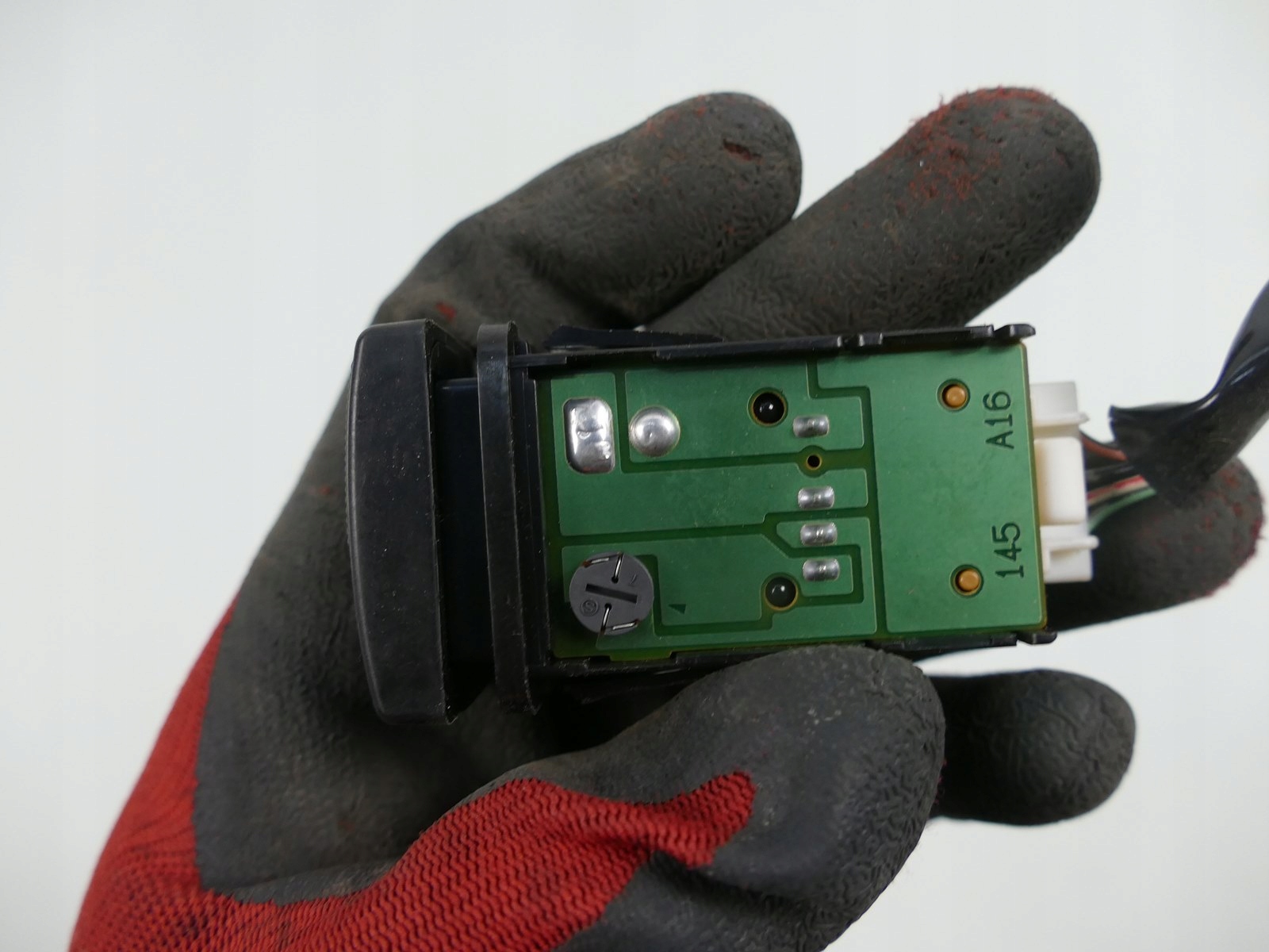 MAZDA 626 GF button KONTROLI TRAKCJI switch