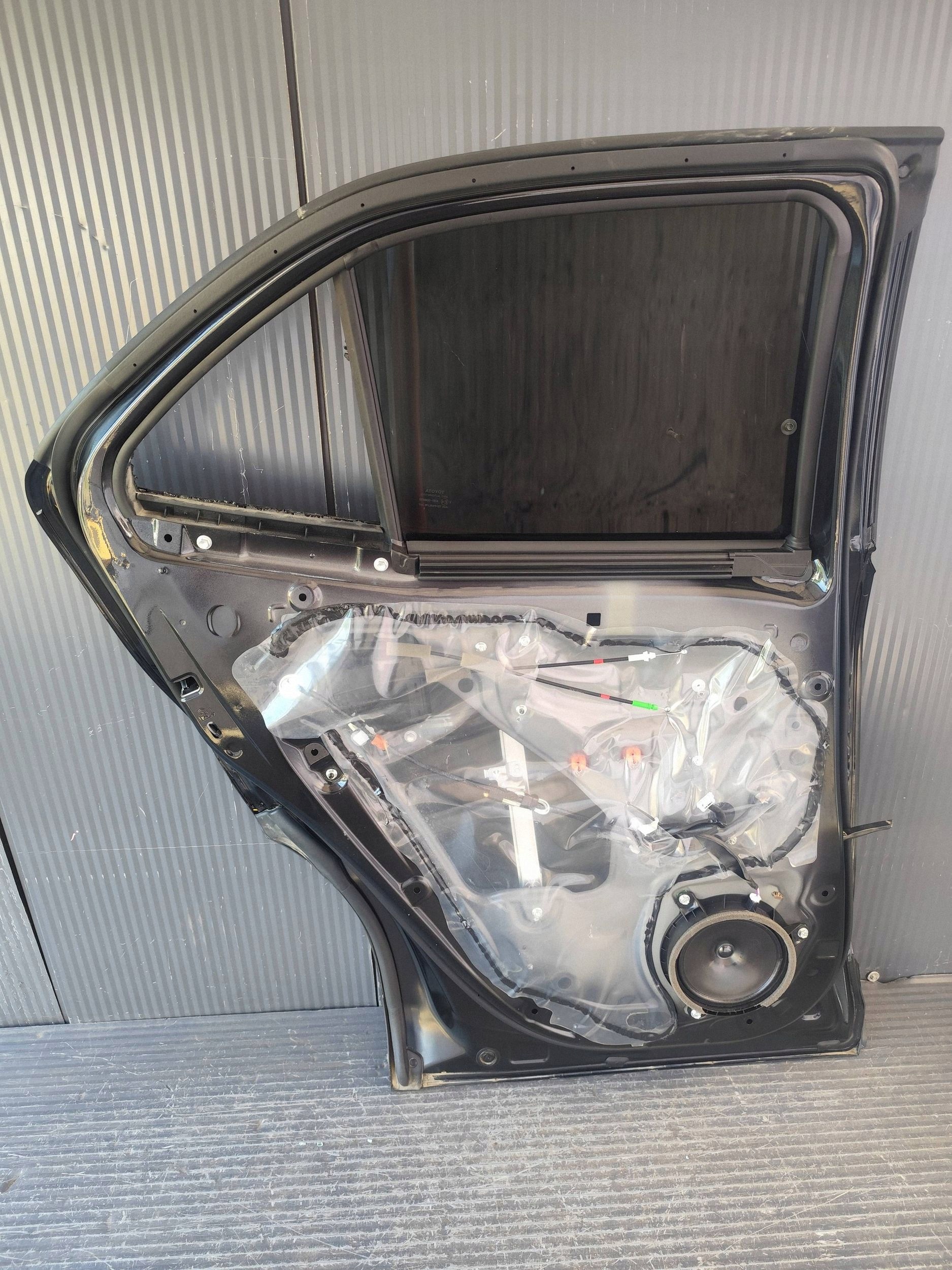 TOYOTA YARIS CROSS door rear. left complete
