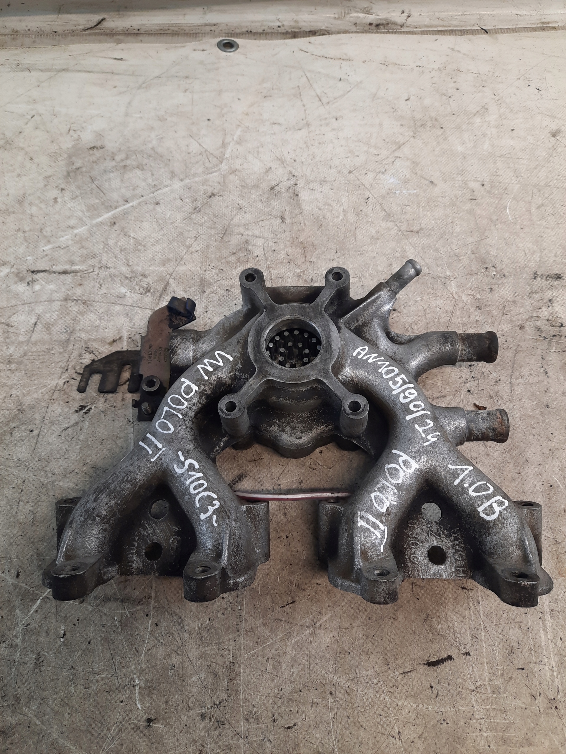 VOLKSWAGEN POLO II 1.0B 86C 2F intake manifold