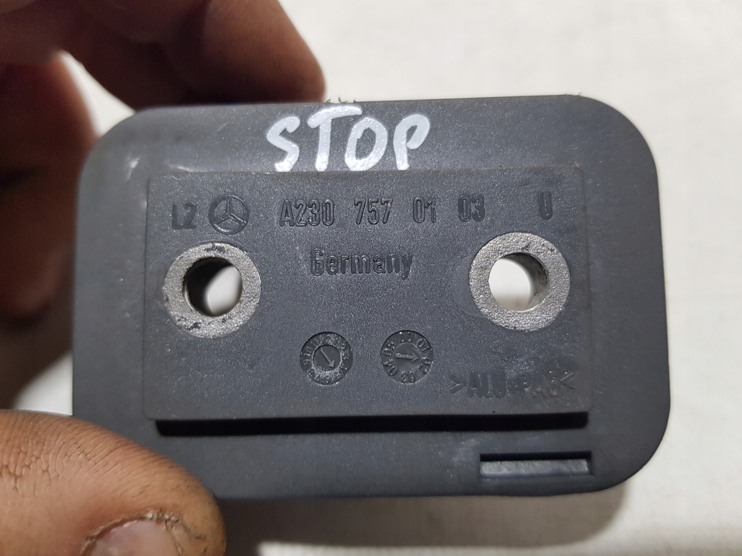 PROWADNICA tip bonnet left MERCEDES SL R230 A2307570103