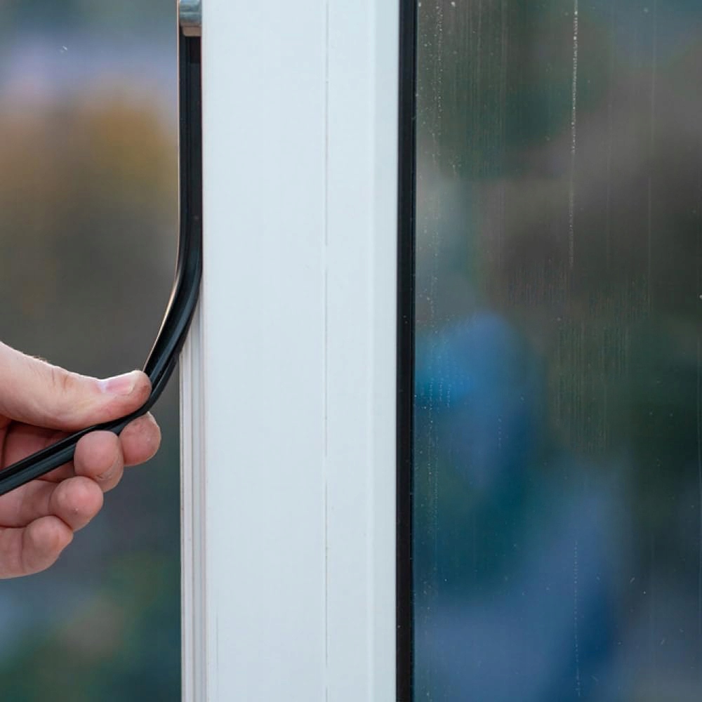 WYCISZAJĄCA USZCZELKA ANTYPRZECIĄG 10m DO DRZWI WEJŚCIOWYCH SAMOPRZYLEPNA Kolor czarna