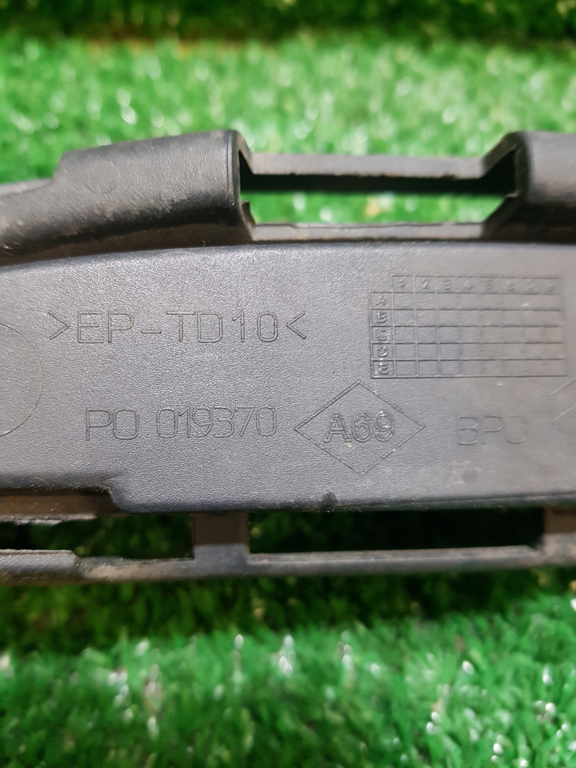Lüftungsgitter der Stoßstange mitte RENAULT CLIO 3 PO019370