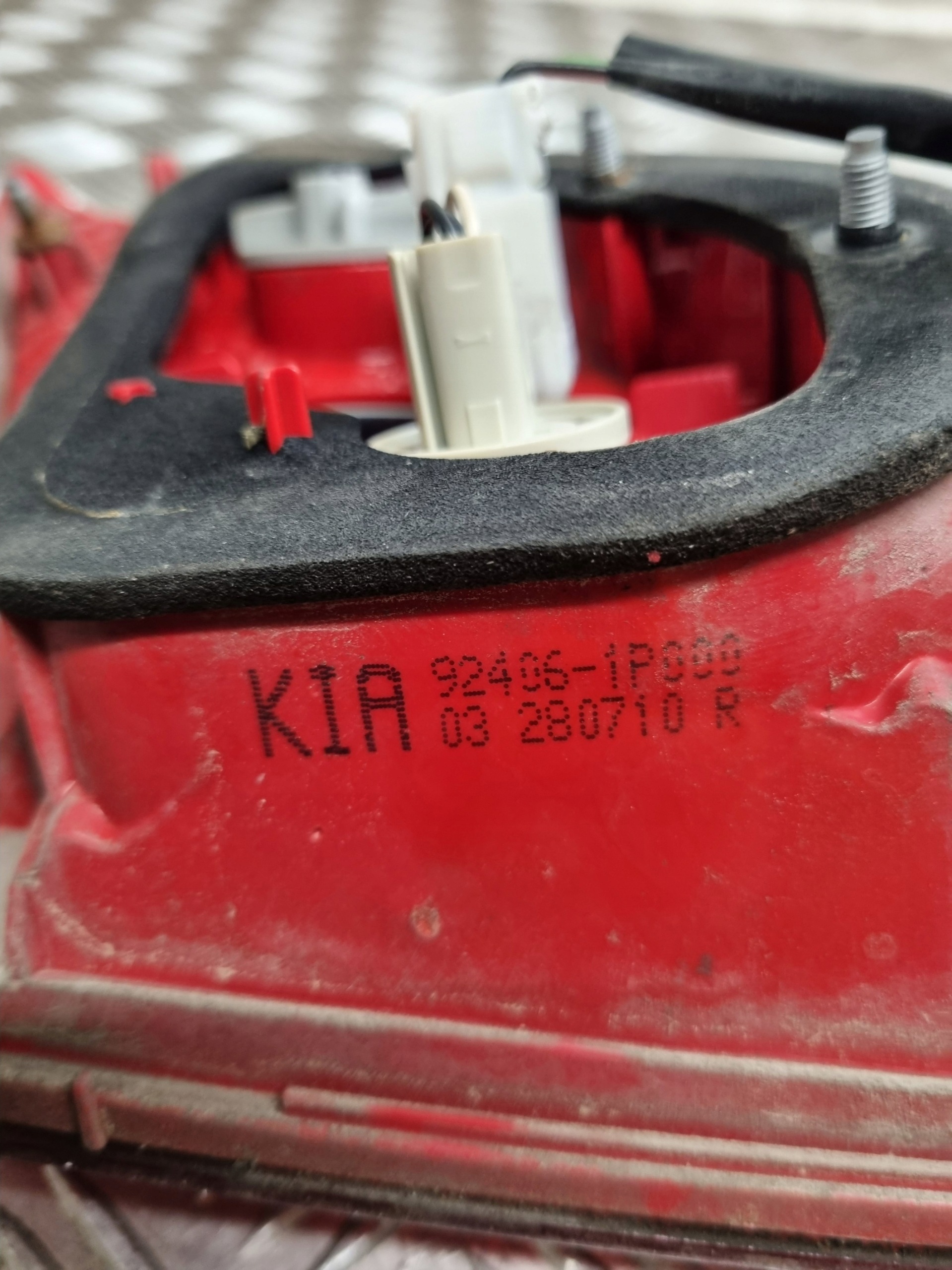 feu droit arrière du capot KIA VENGA 11R