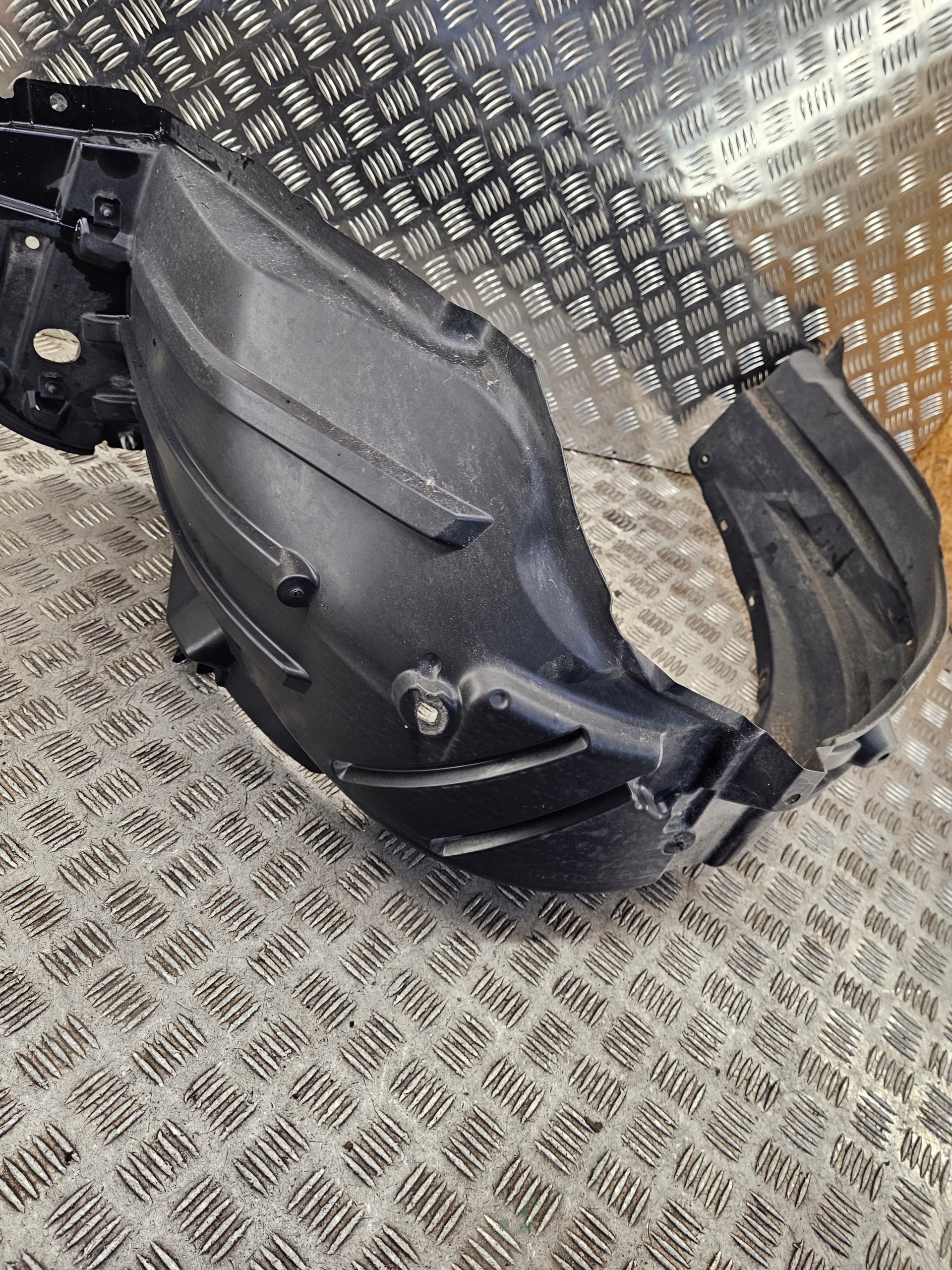 TOYOTA YARIS lV mudguard left front 53876-K0020