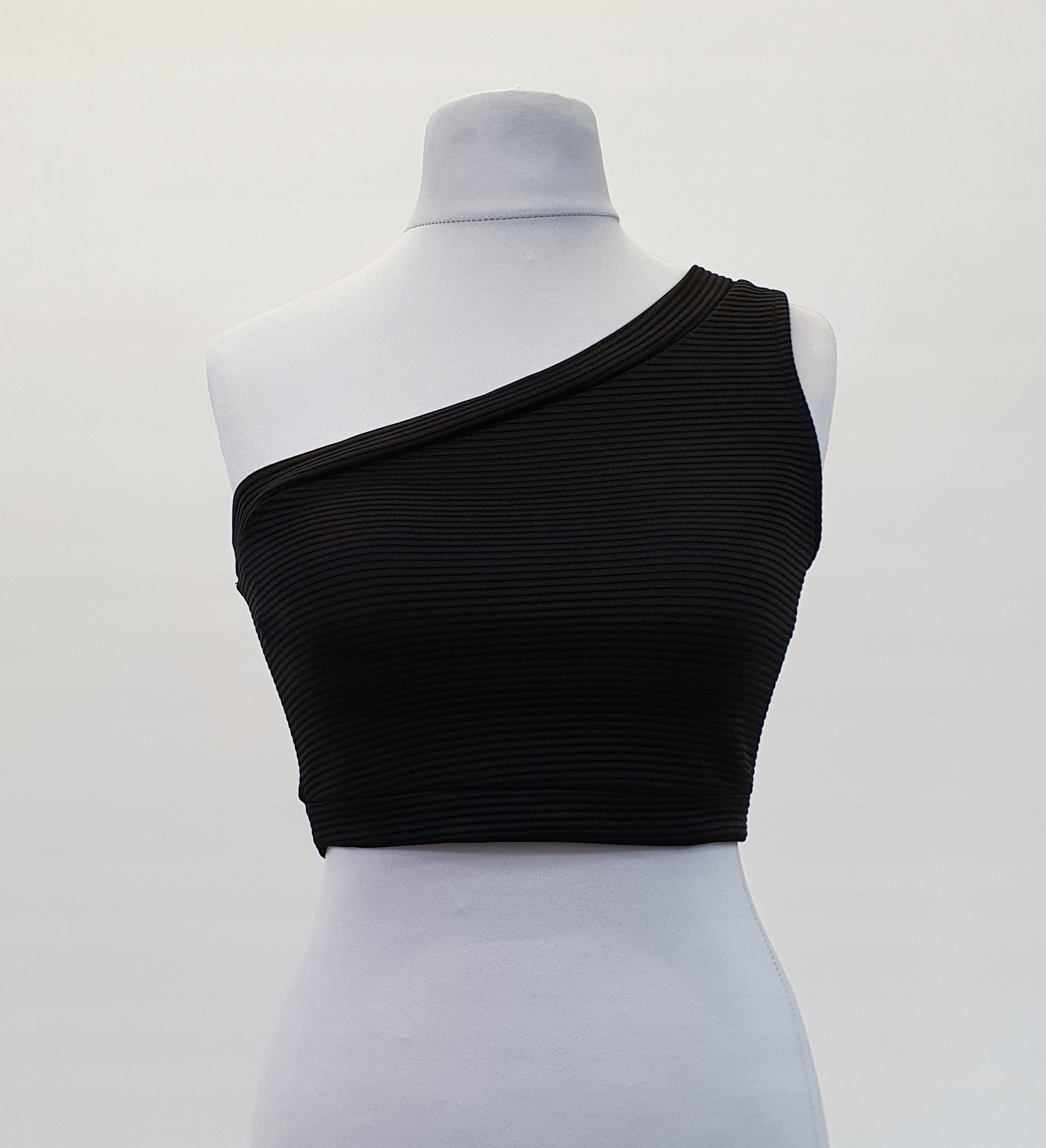 

Czarny top w prążki asymetryczny Guess S