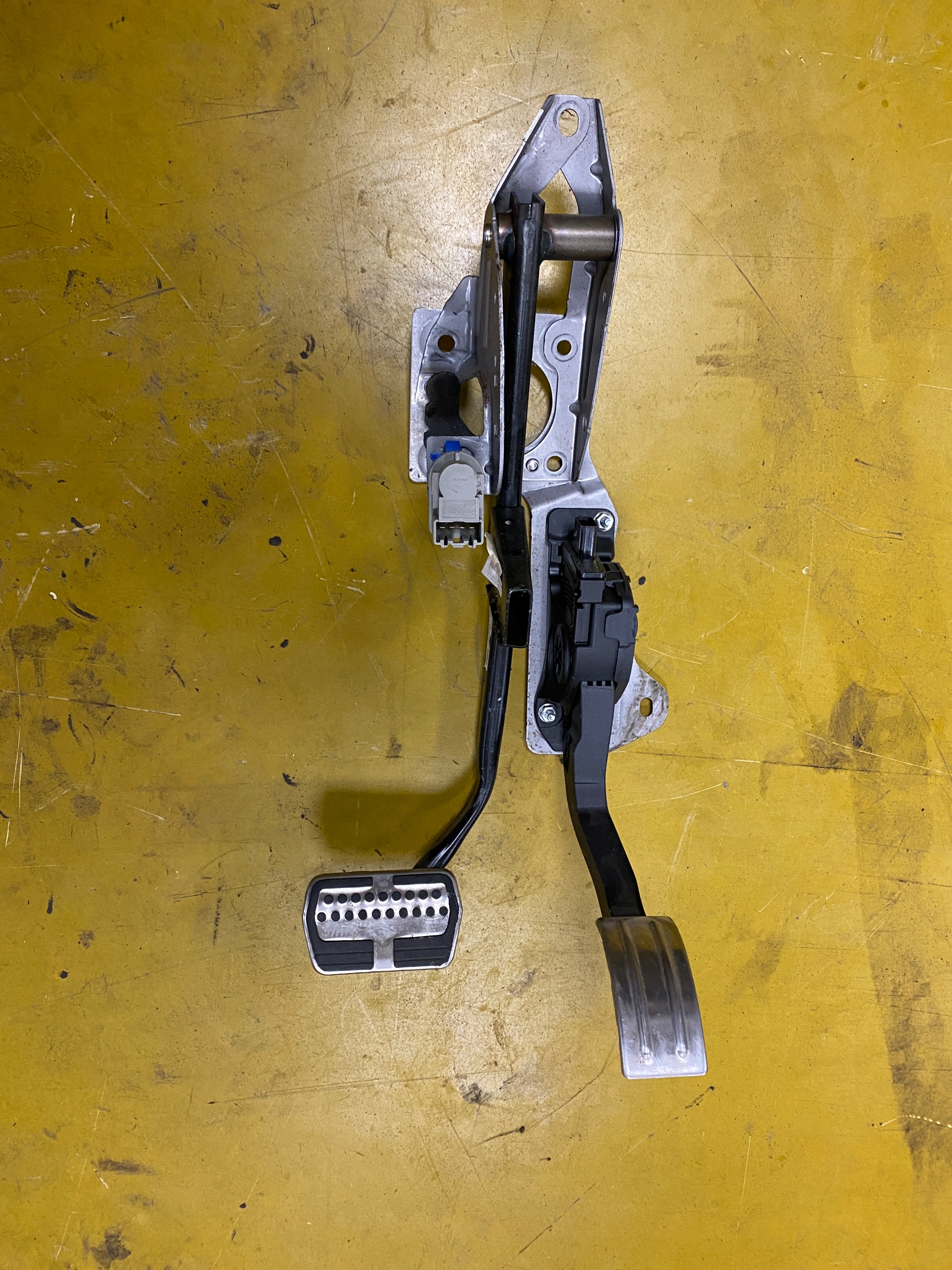 HV61-2467-BA - ПЕДАЛИ АВТОМАТ ГАЗ ТОРМОЗ FORD KUGA MK2 ST LINE