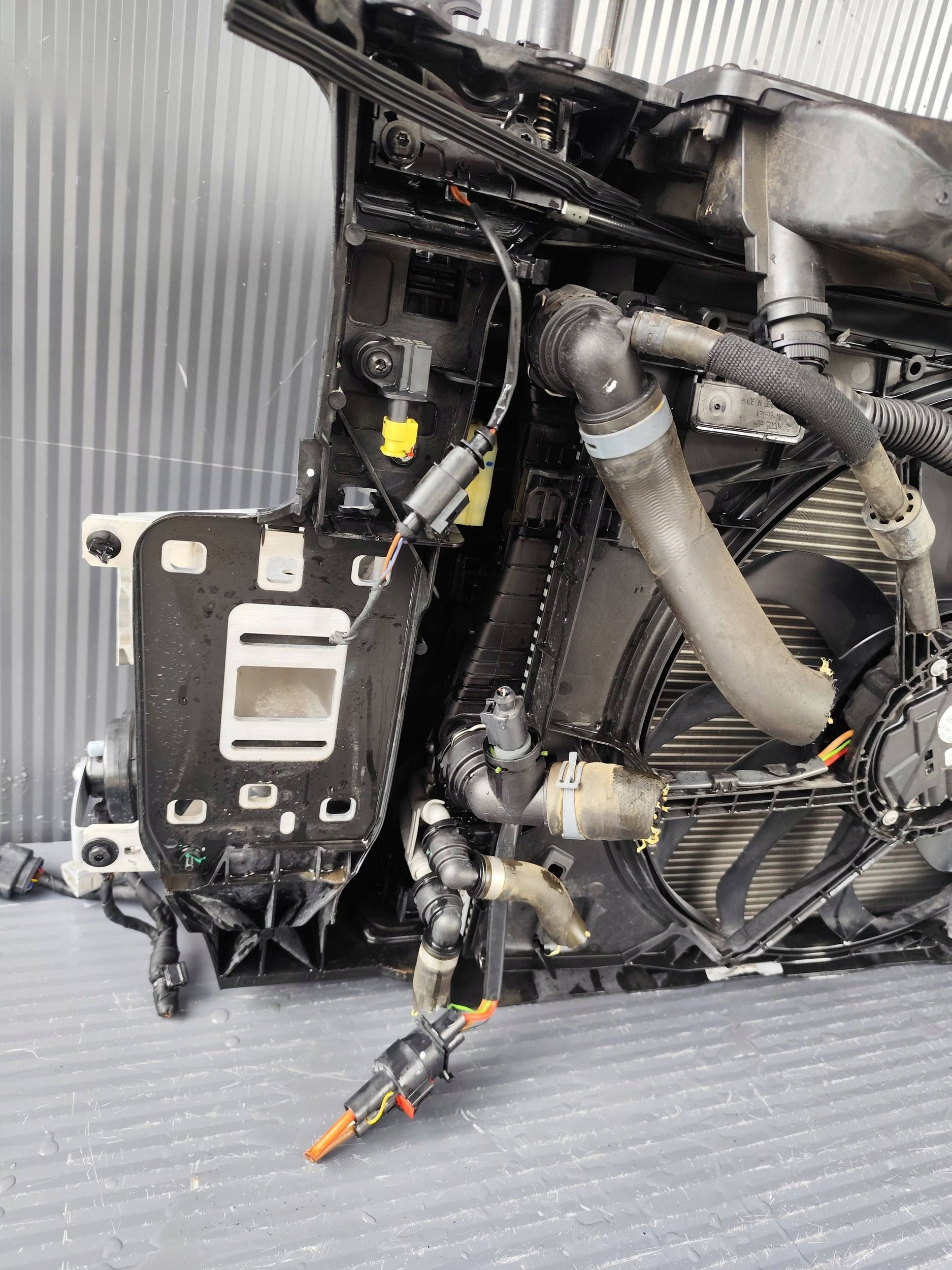 AUDI Q3 II 83A support panel for radiators radiator complete DEMONTAZ