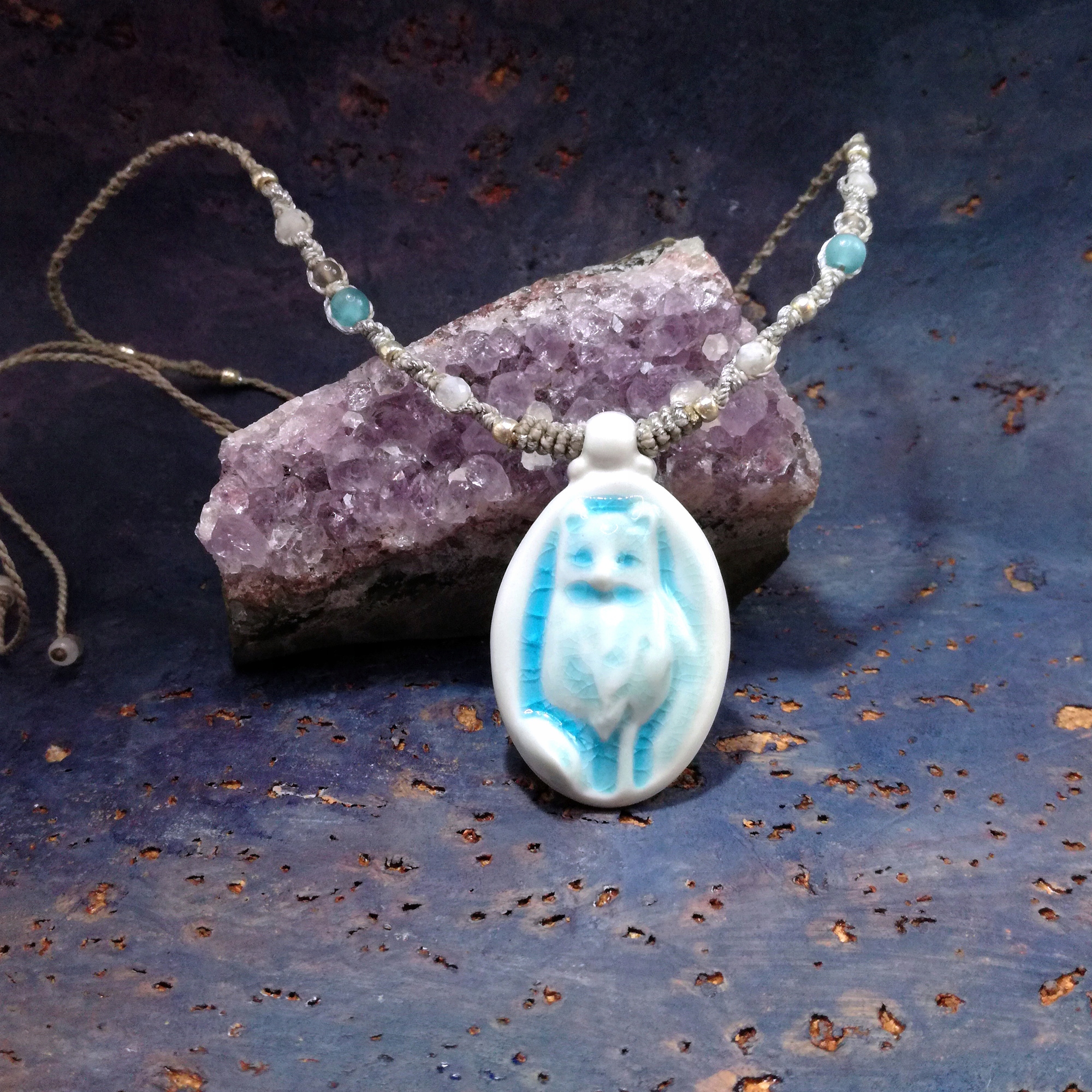 Liška polární porcelánový měsíční kámen mikro makramé od Delfina Dolls