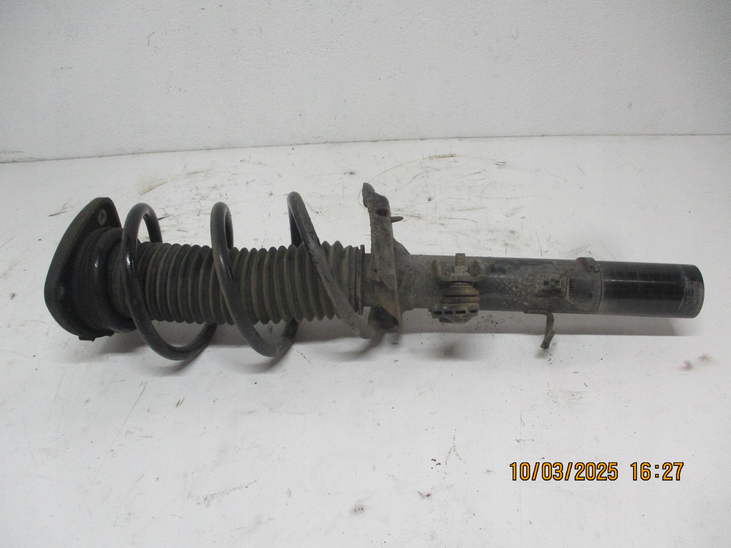 shock absorber amor front right left VOLVO XC40 II 2,0D 32246645 32246646