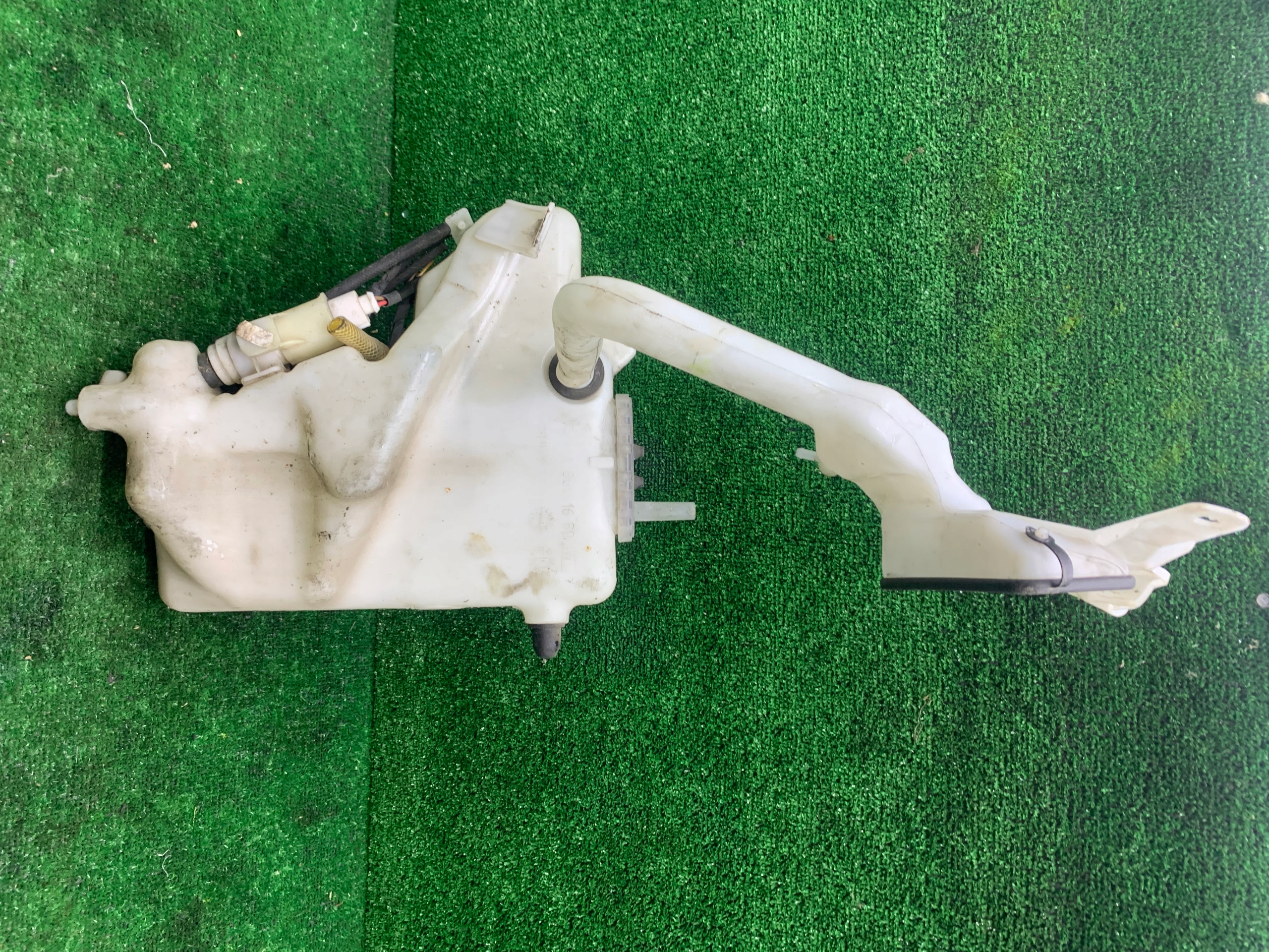 ZBIORNICZEK SPRYSKIWACZY MERCEDES W211 2118601660