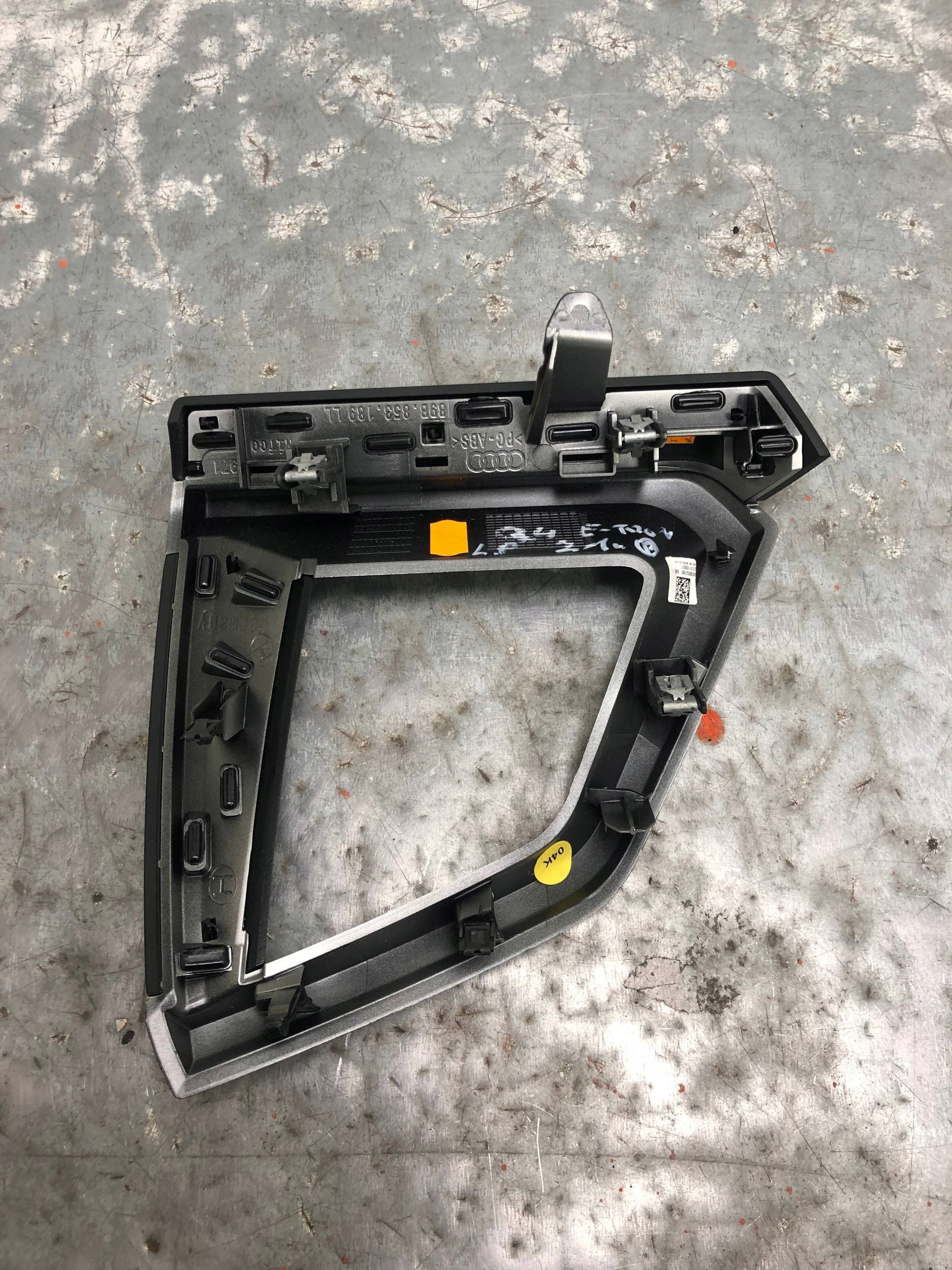 frame DEKOR KRATKI air conditioning devices left front AUDI Q4 E-TRON 89B853189