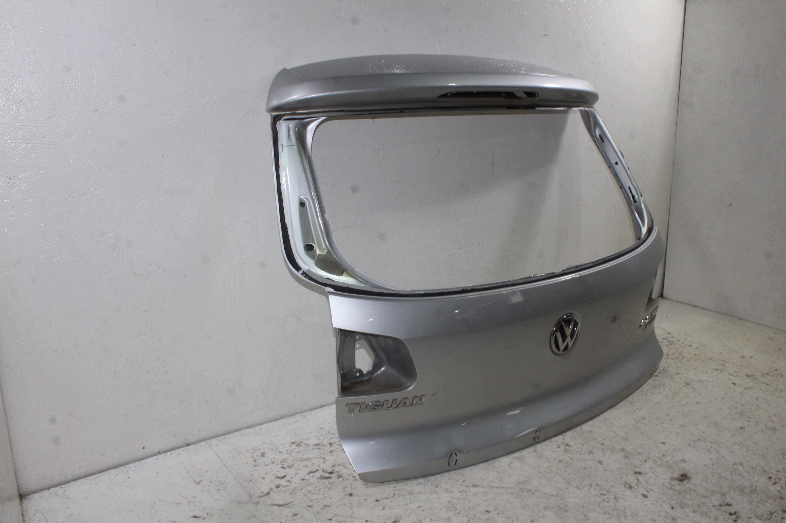 VW Tiguan trunk door boot rear part 5N0827173