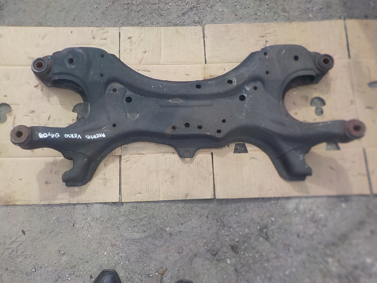 WOZEK PRZOD AVENSIS VERSO 2001 09