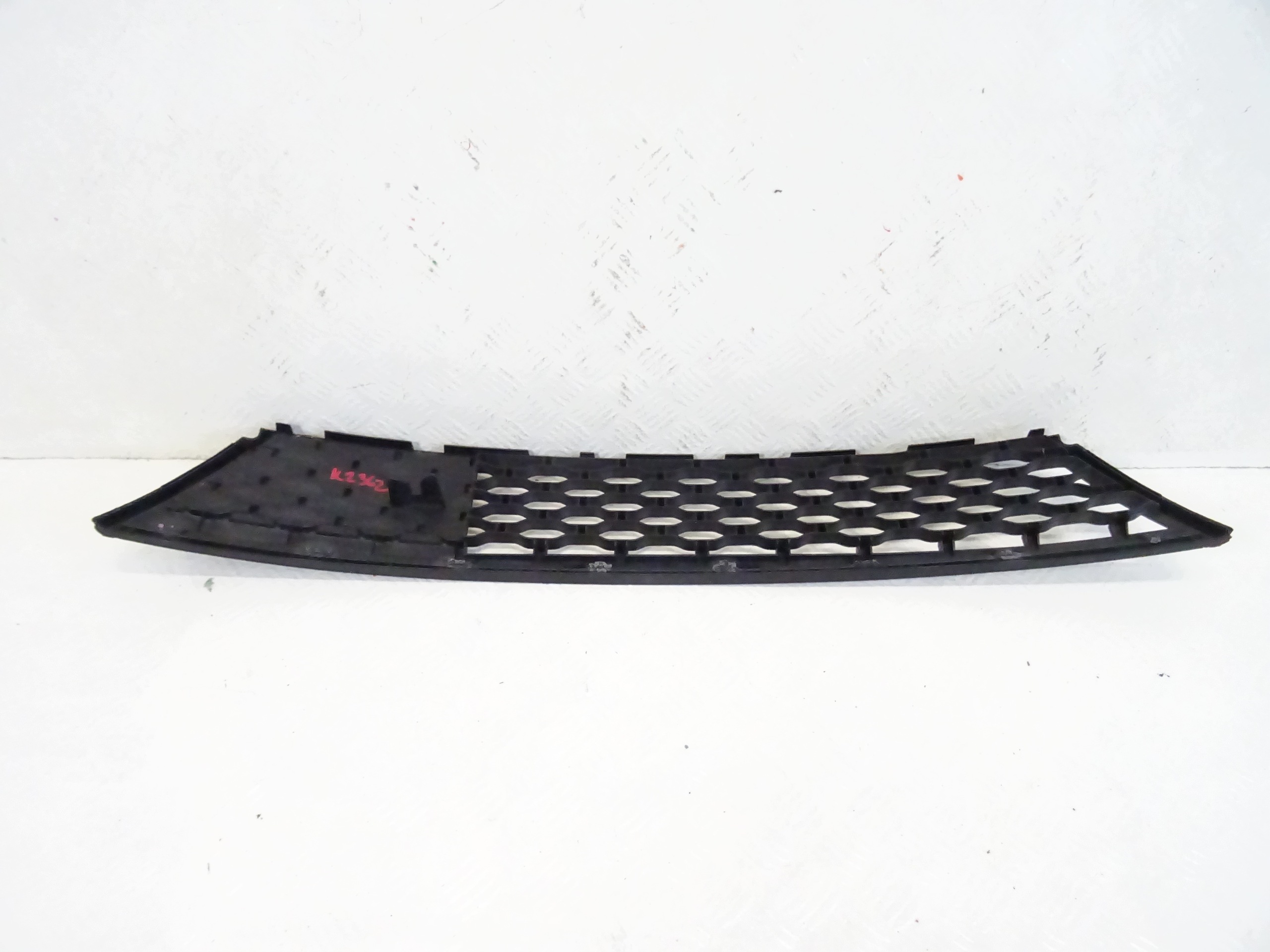 grid of a bumper front central RENAULT TWINGO II LIFT 7701067873