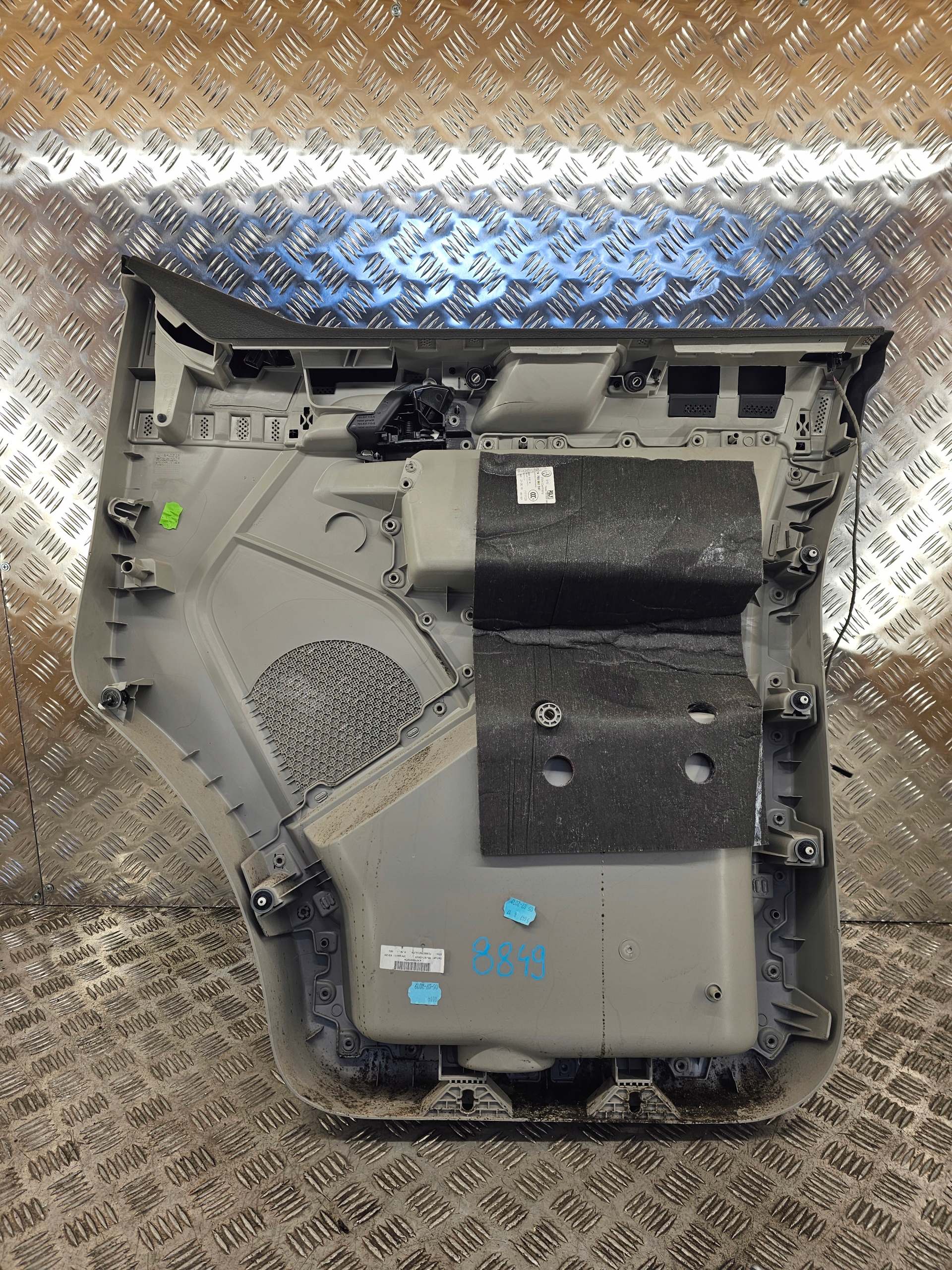 side upholstery left front VOLKSWAGEN T6 7E0863247