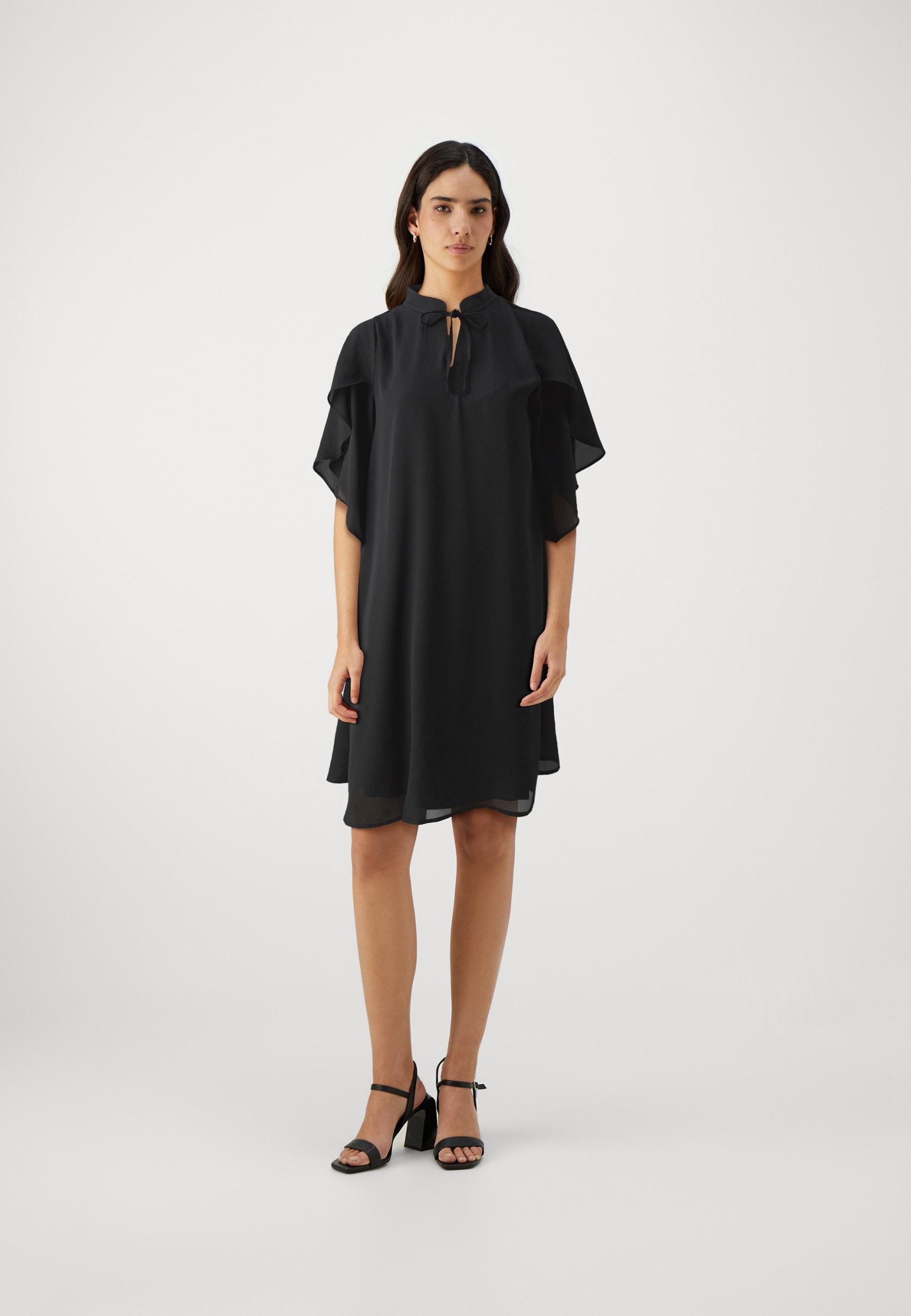 Černé koktejlové Šaty Bruuns Bazaar 38