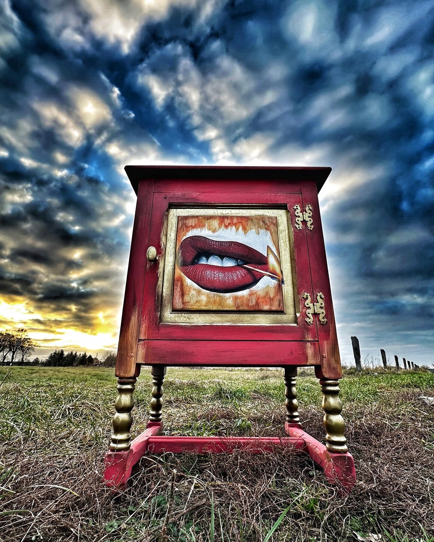 Ognista szafka, czerwona ze złotym, pojedynczy egzemplarz